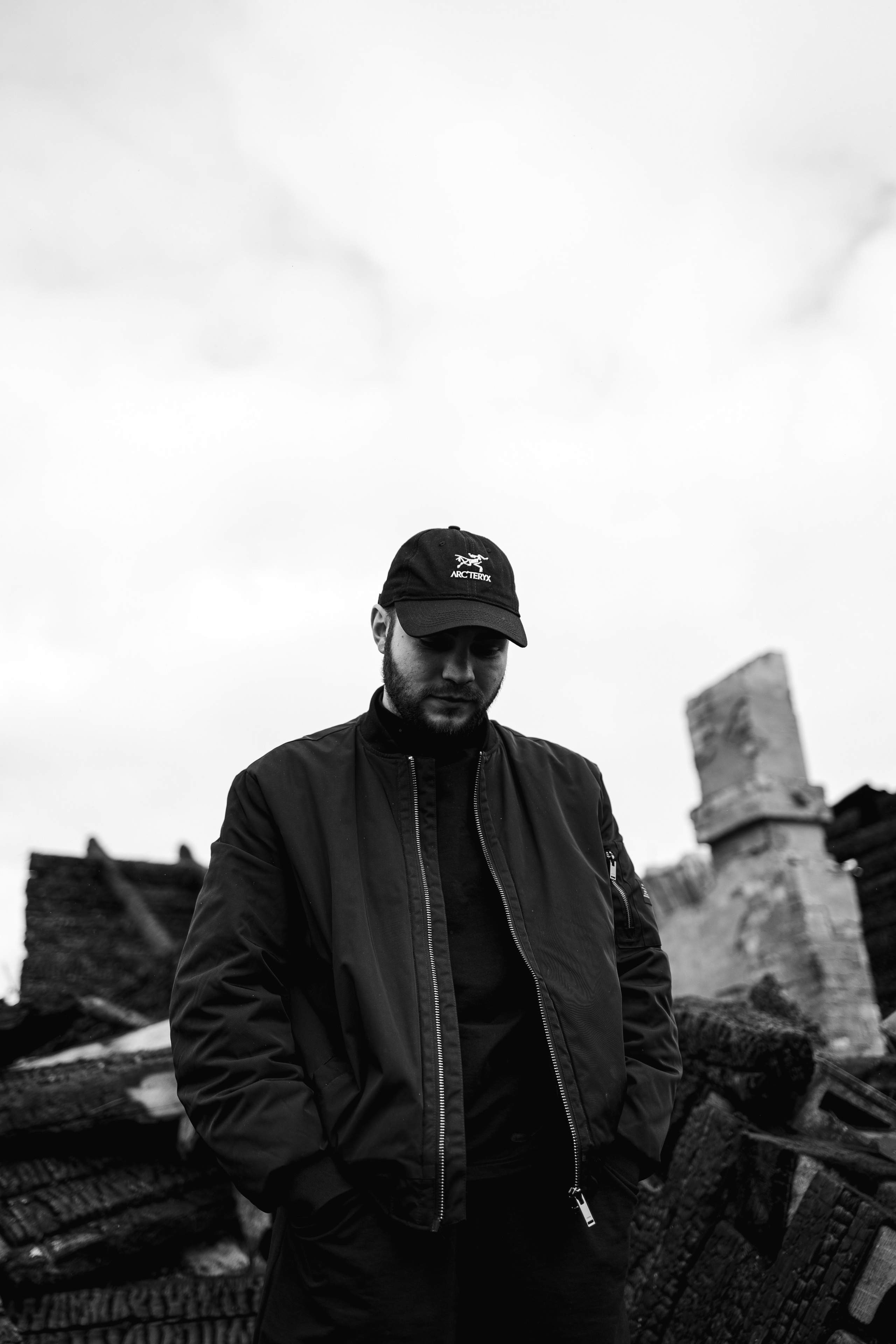 Илья за 1 час до сноса дома, который сгорел у нас в 2023. Семейный фотограф Надежда Каримова | Иркутск Байкал Аршан