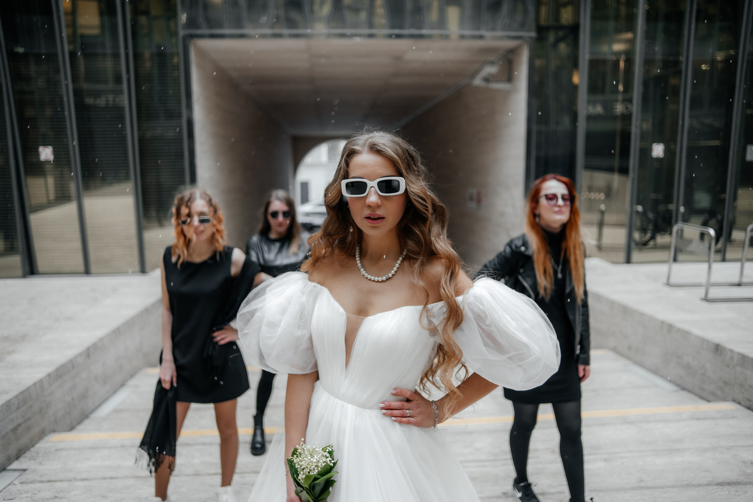 невеста и подруги невеста в солнечных очках в зеркальном дворике санкт-петербурга