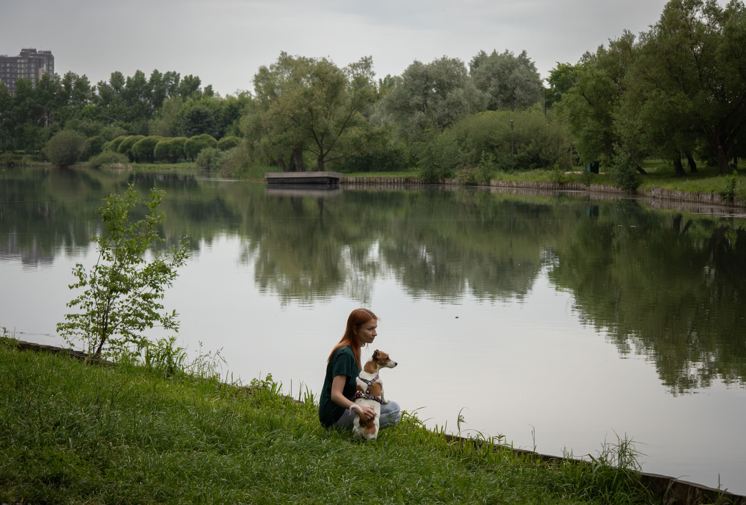 Моя маленькая спутница: Банни и Настя в Южнобутовском парке. Фотограф-анималист в Москве Екатерина Тихонова