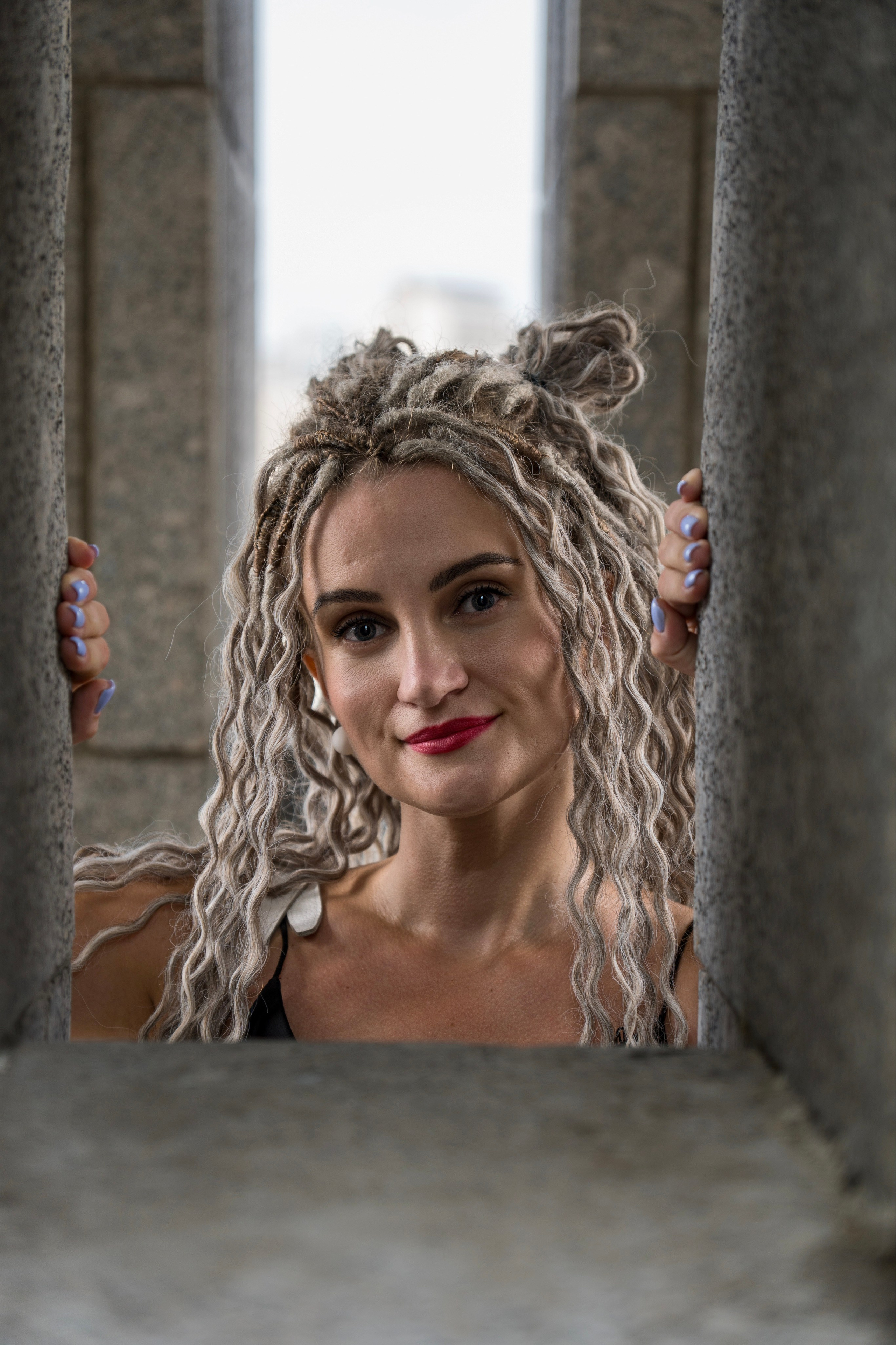 уличный портрет кудрявой девушки с большими глазами