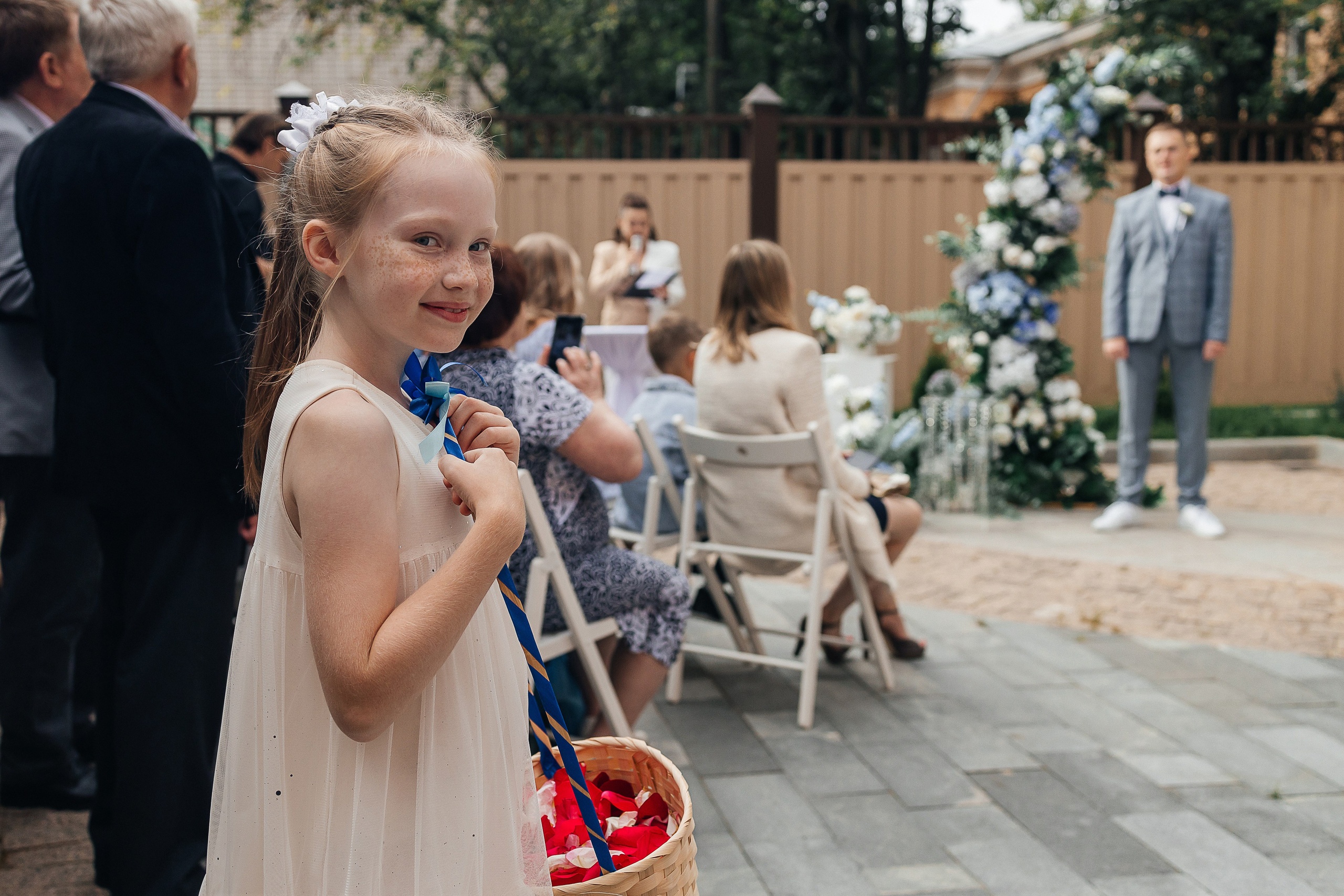 Трогательная выездная церемония в уютном дворике отеля. Олег Сверчков | Свадебный фотограф Вологда