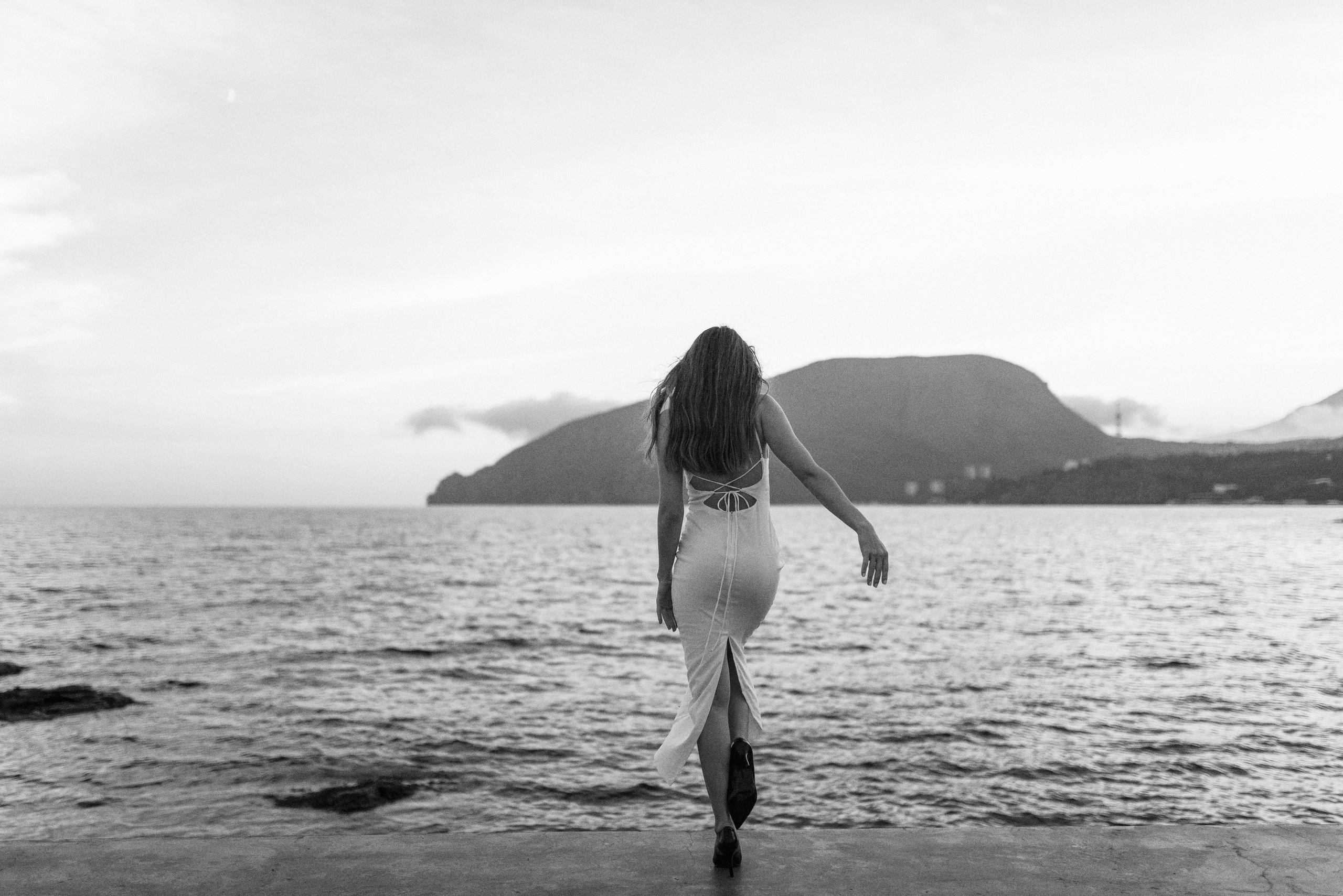 девушка на фоне моря, фотосессия на закате