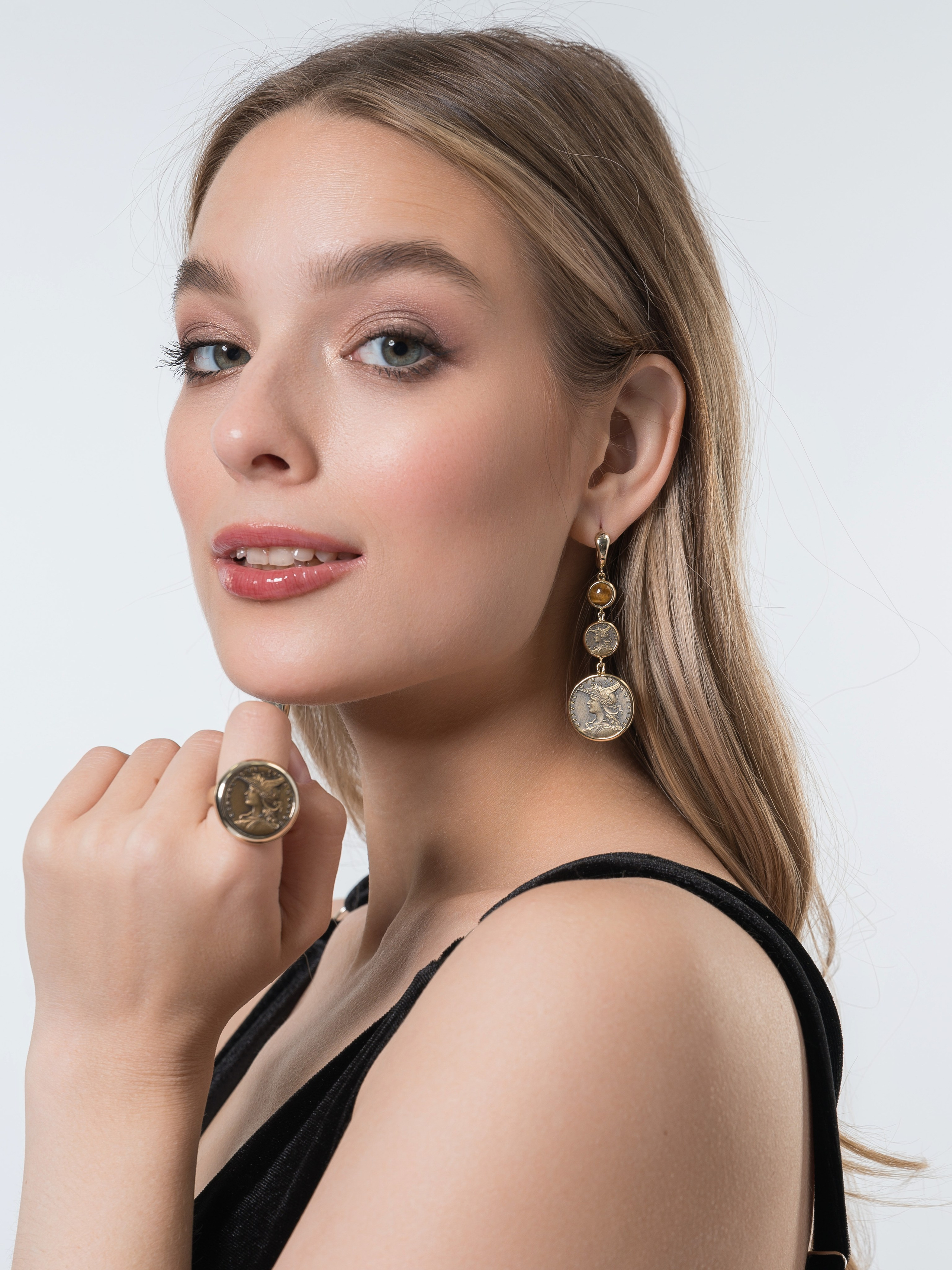 Каталог Девушки. Студия рекламной и предметной съемки товаров WELKO Studio