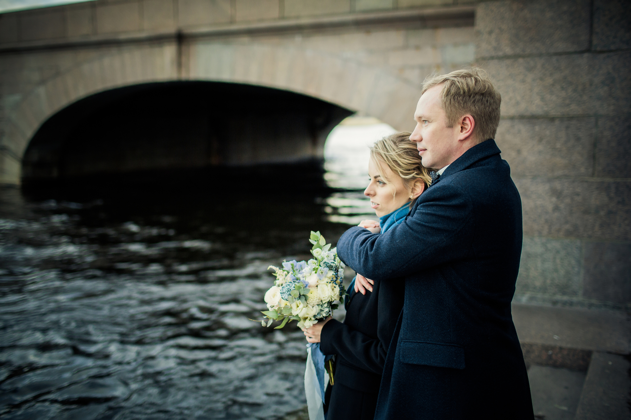 объятия пары на осенней набережной Санкт-Петербурга