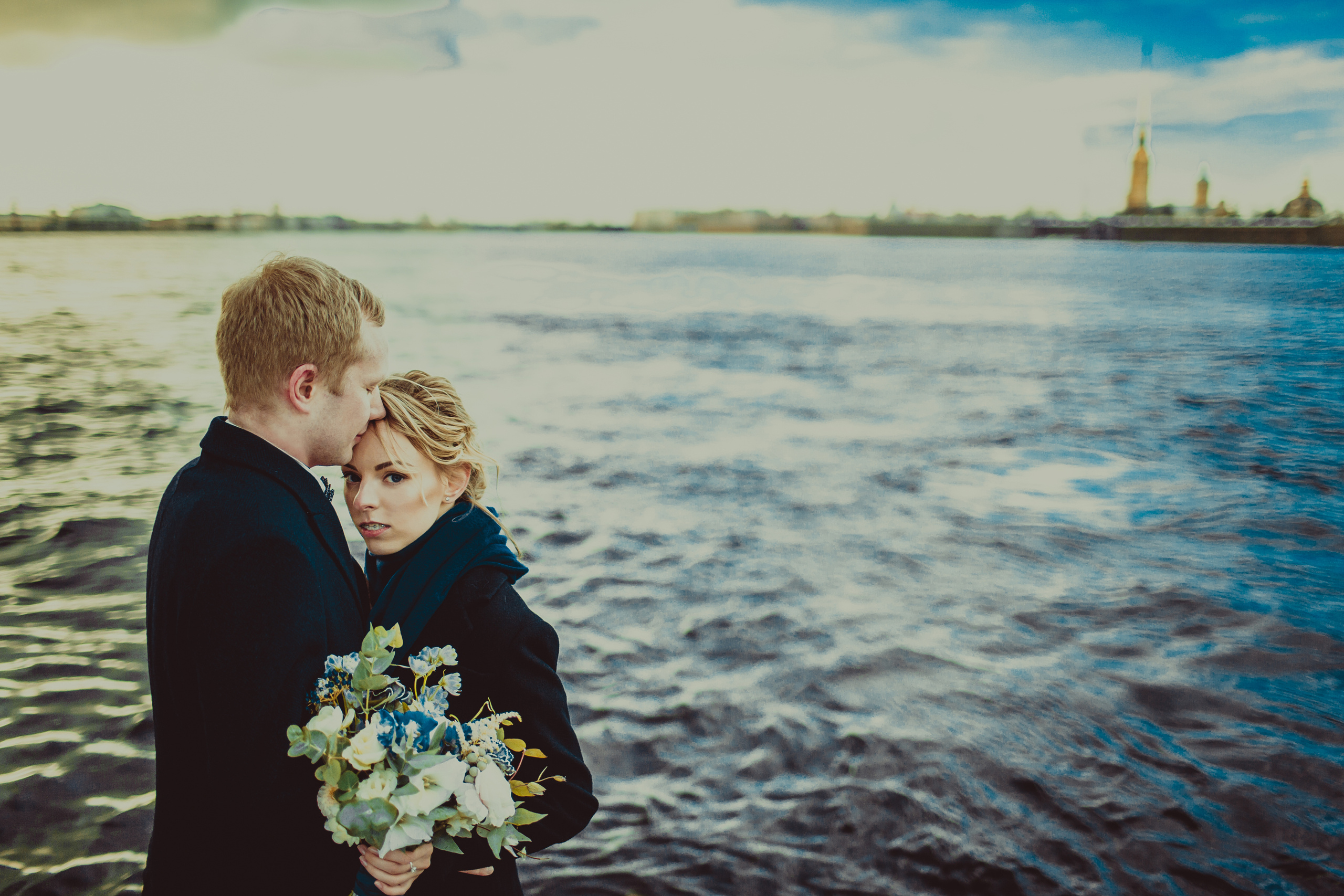 пара влюбленных с букетом у Невы напротив Петропавловской крепости