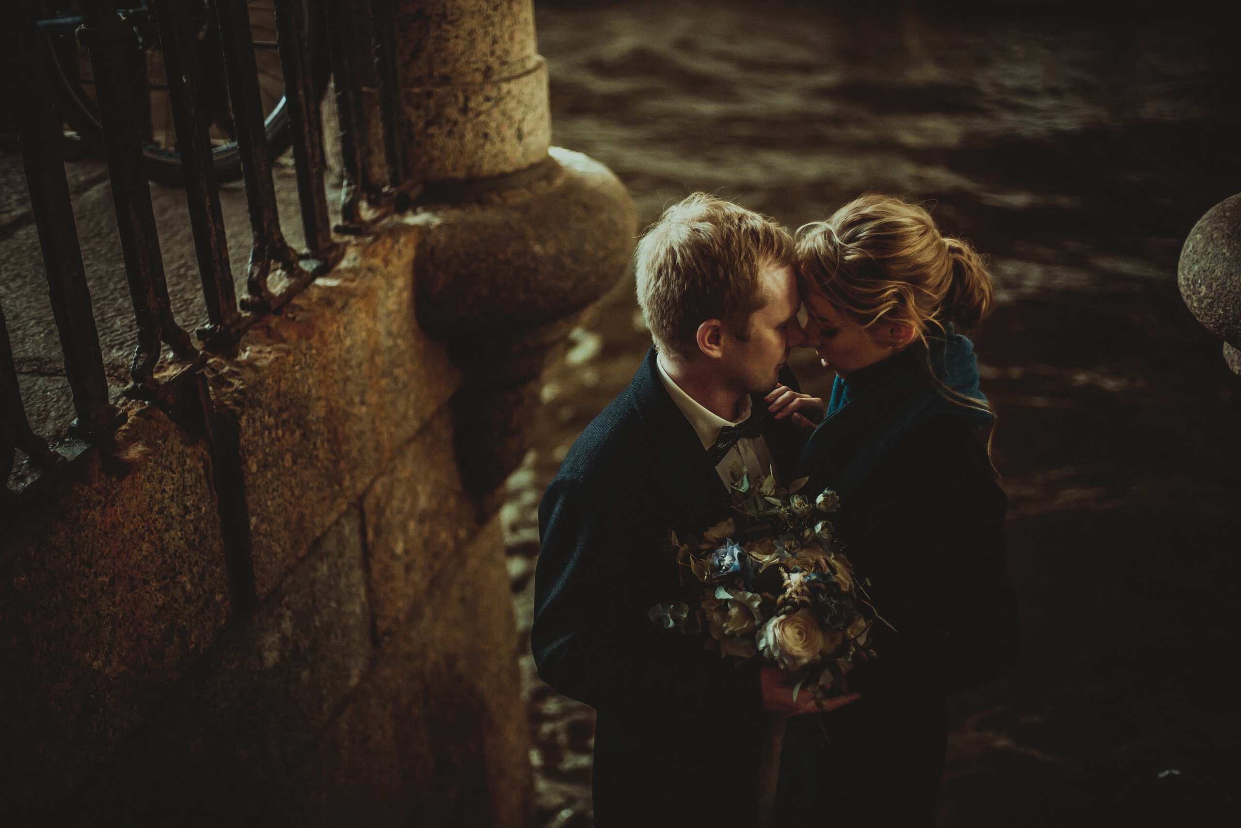 романтичные влюбленные на вечерней каменной набережной Невы