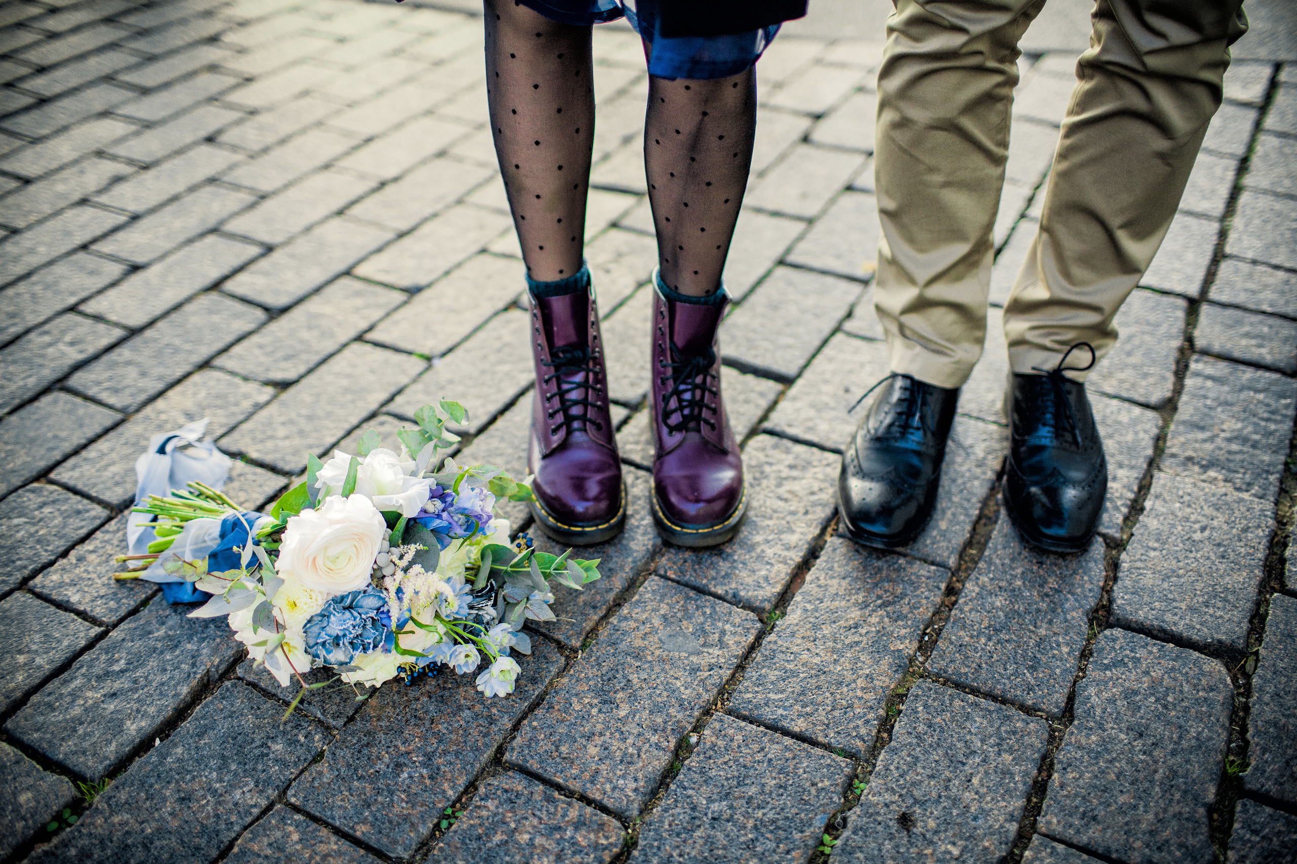 брусчатка свадебный букет ботинки жениха и невесты неформалы