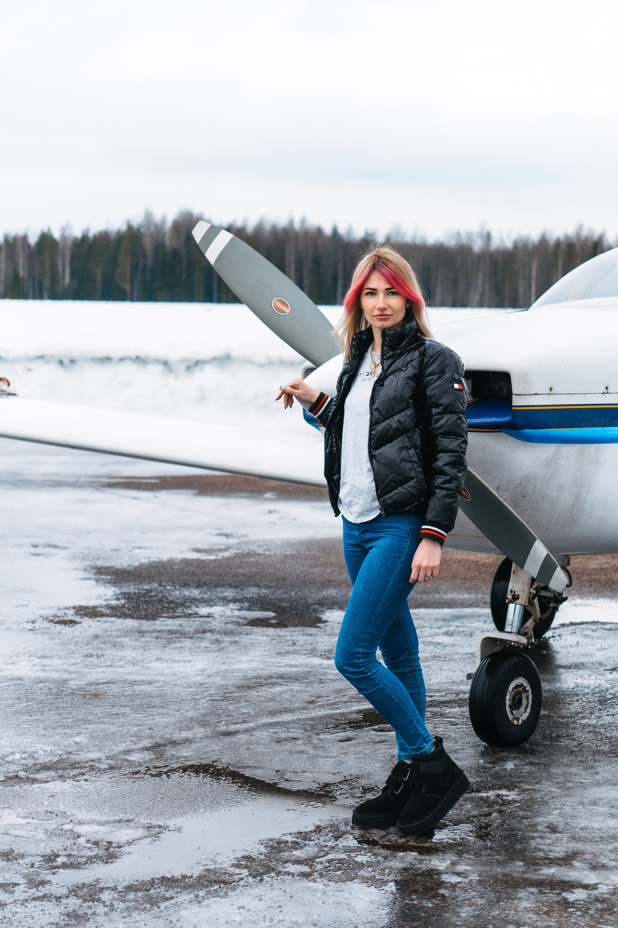девушка позирует у самолета 
