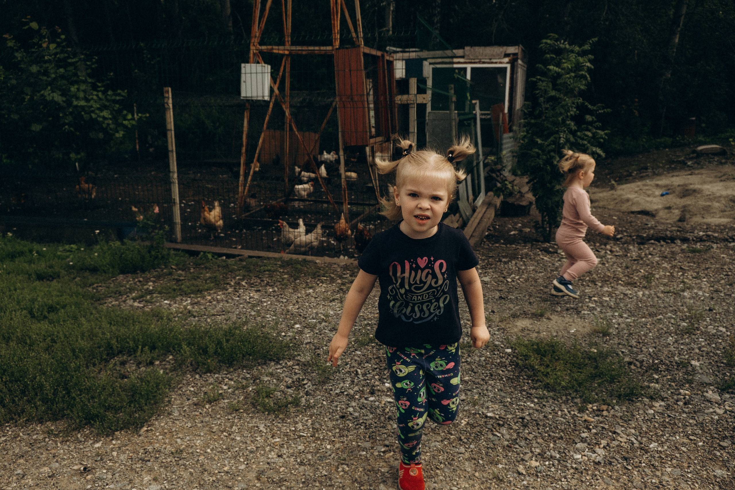 Соня и Алёнка в гостях у дедушки. Фотограф Евгения Войко Тюмень