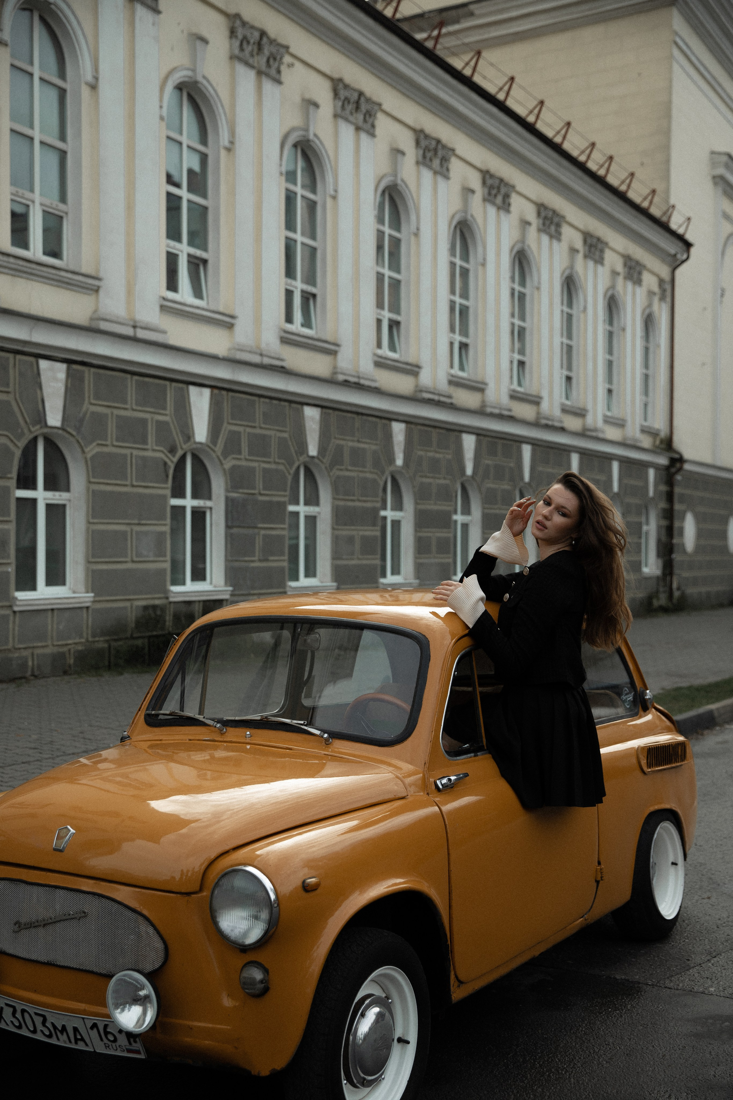 Женская фотосессия с ретро авто. Свадебный фотограф Бакрымова Валентина