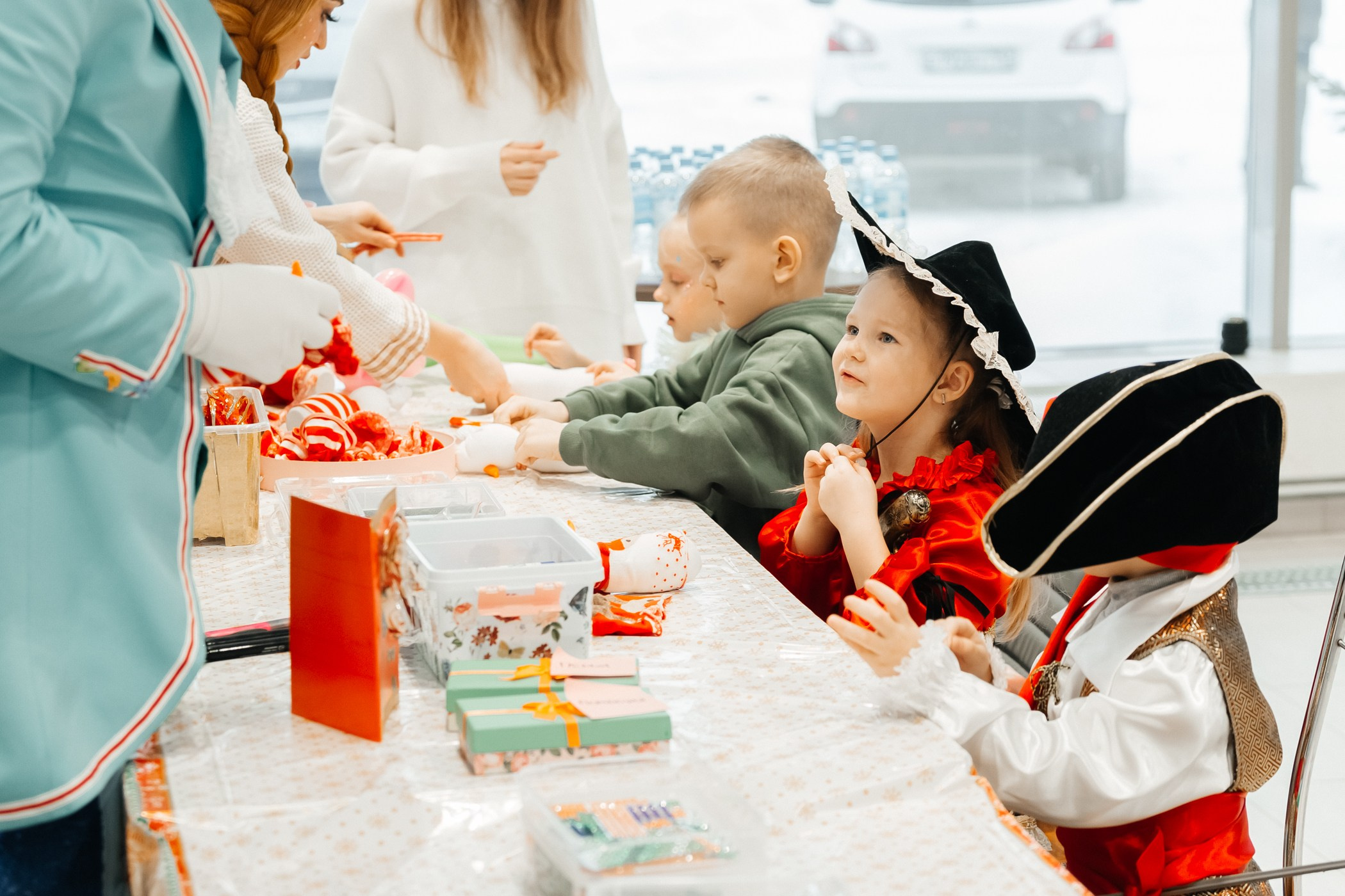 Детский мастер-класс в «Картель Авто» — «Студия чудес Алиса». Фотограф Кемерово | Сергей
