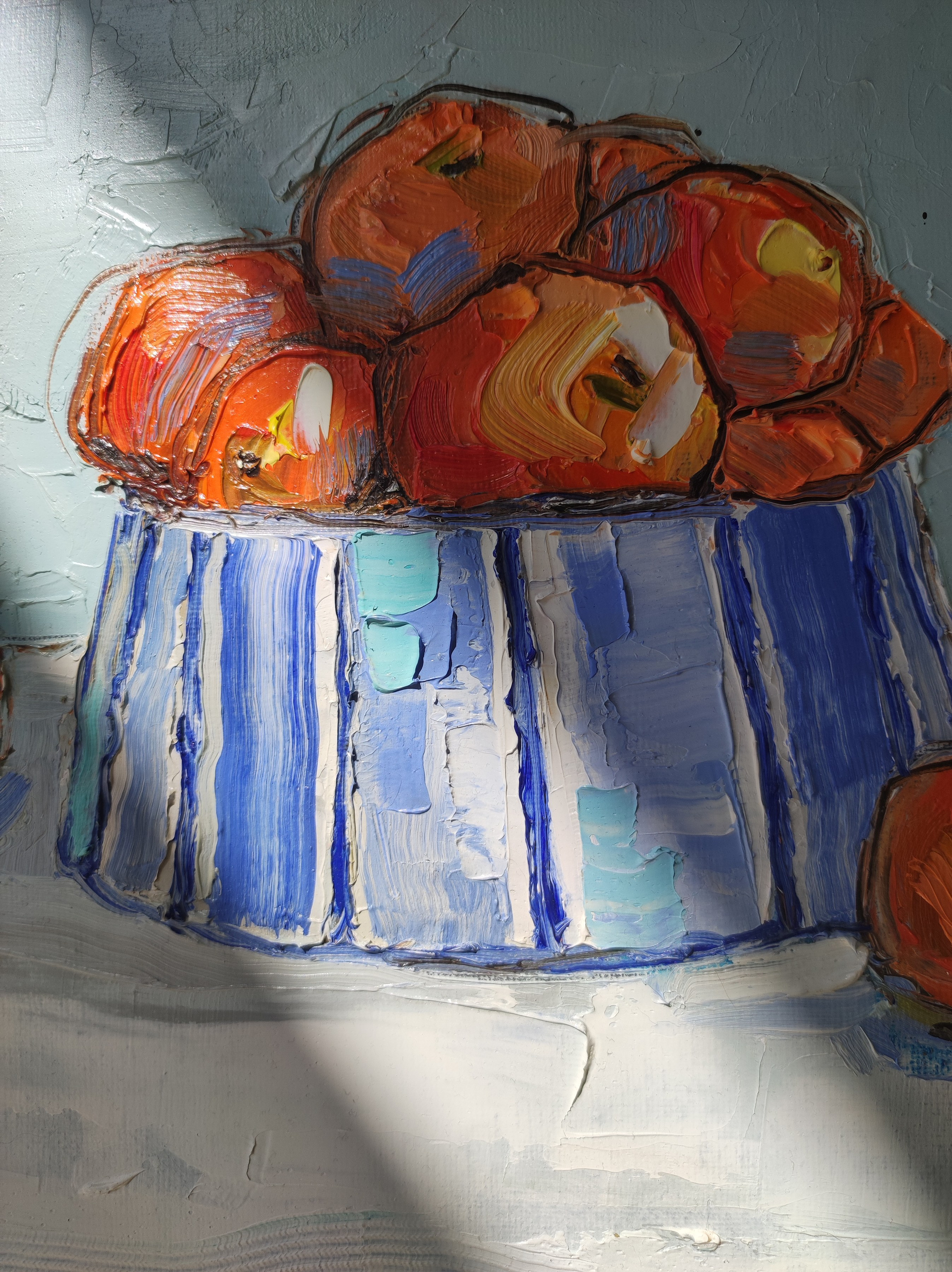 Текстурная картина маслом с мандаринками в голубой вазе, интерьерный натюрморт.