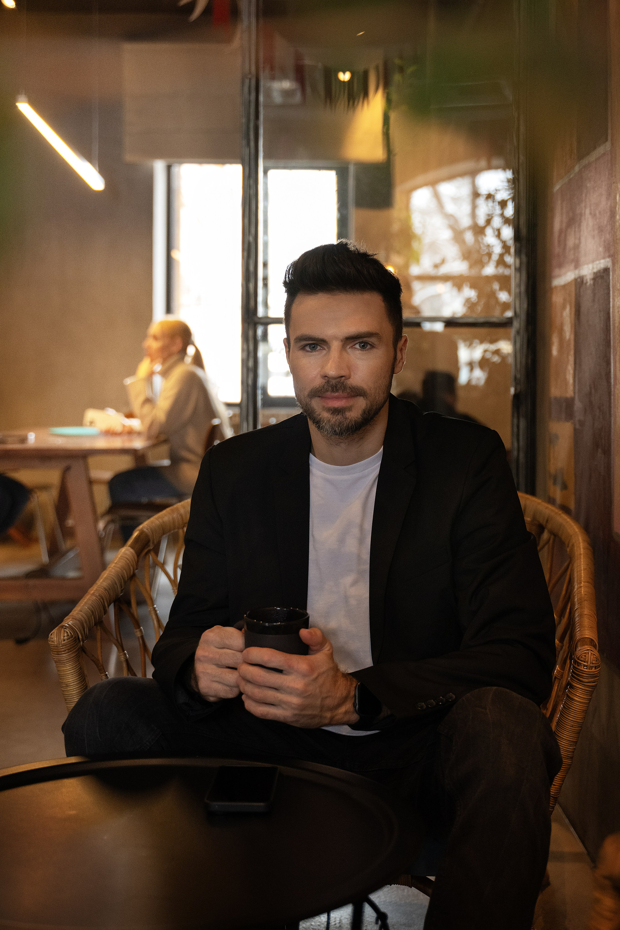 Красавчик в кафе. Главная