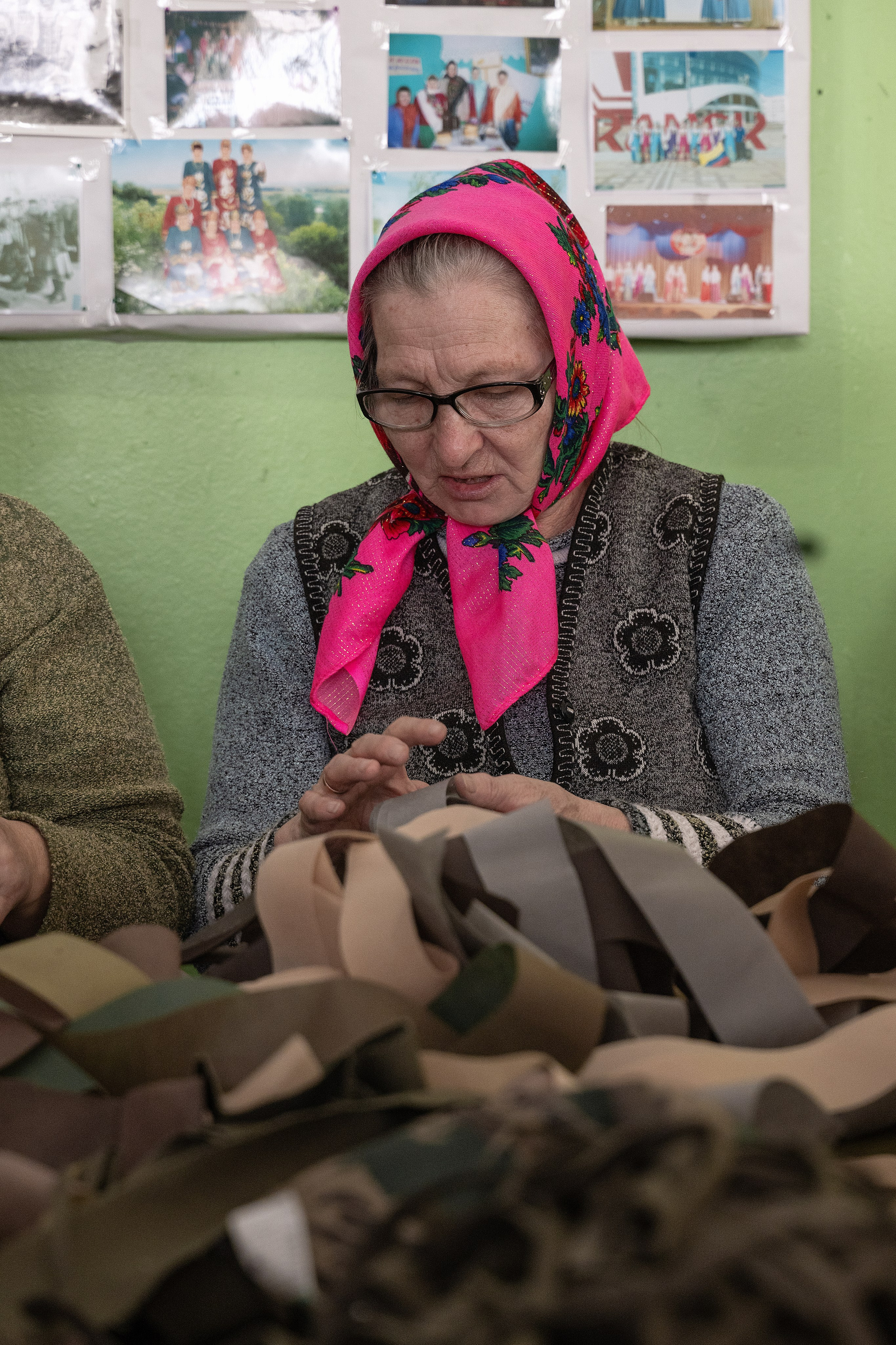 Современные труженницы тыла-женщины в плетут маскировочные сети. Главная