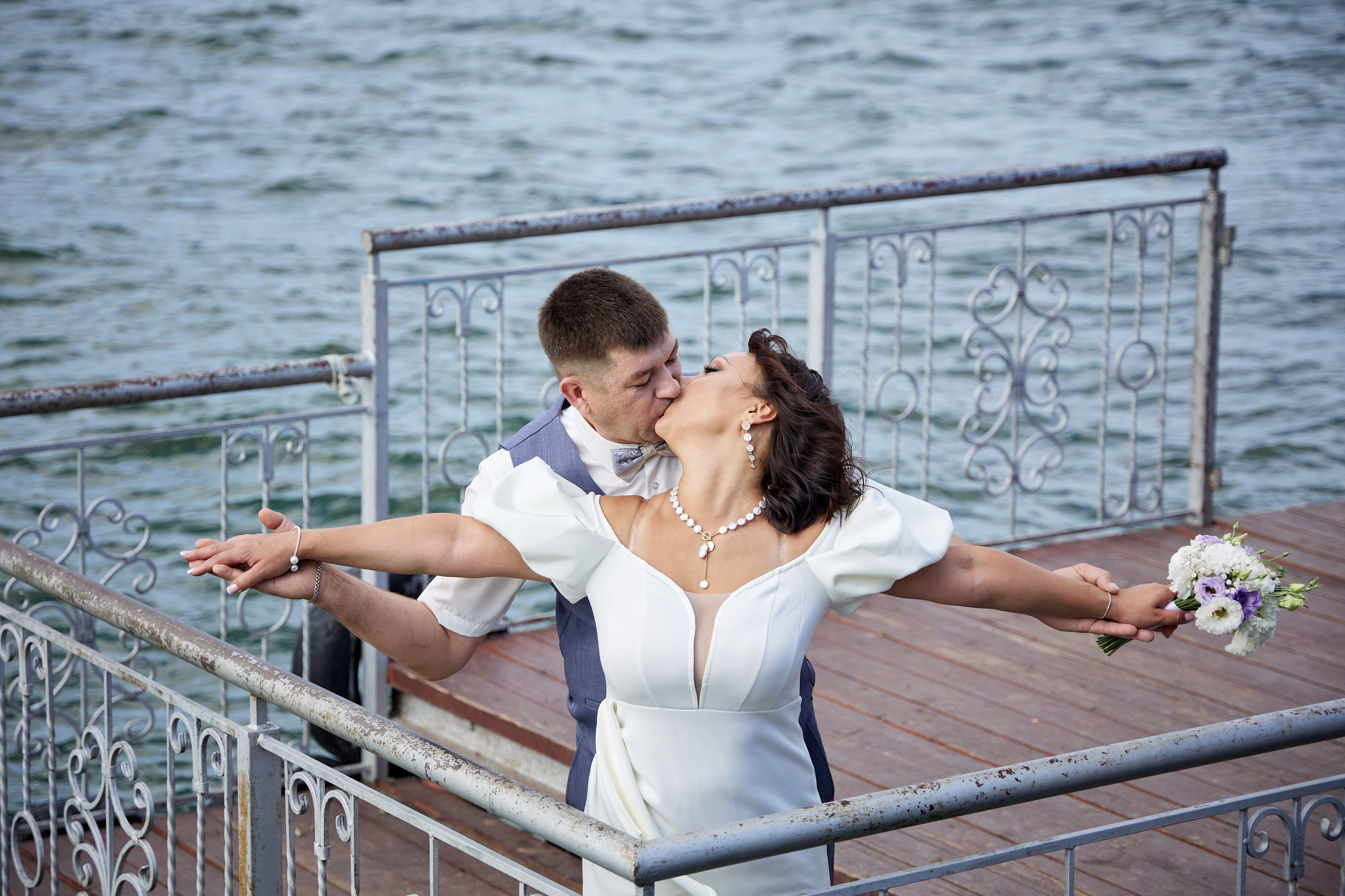 Фотосъемка в ЗАГСе, прогулка молодых, банкет