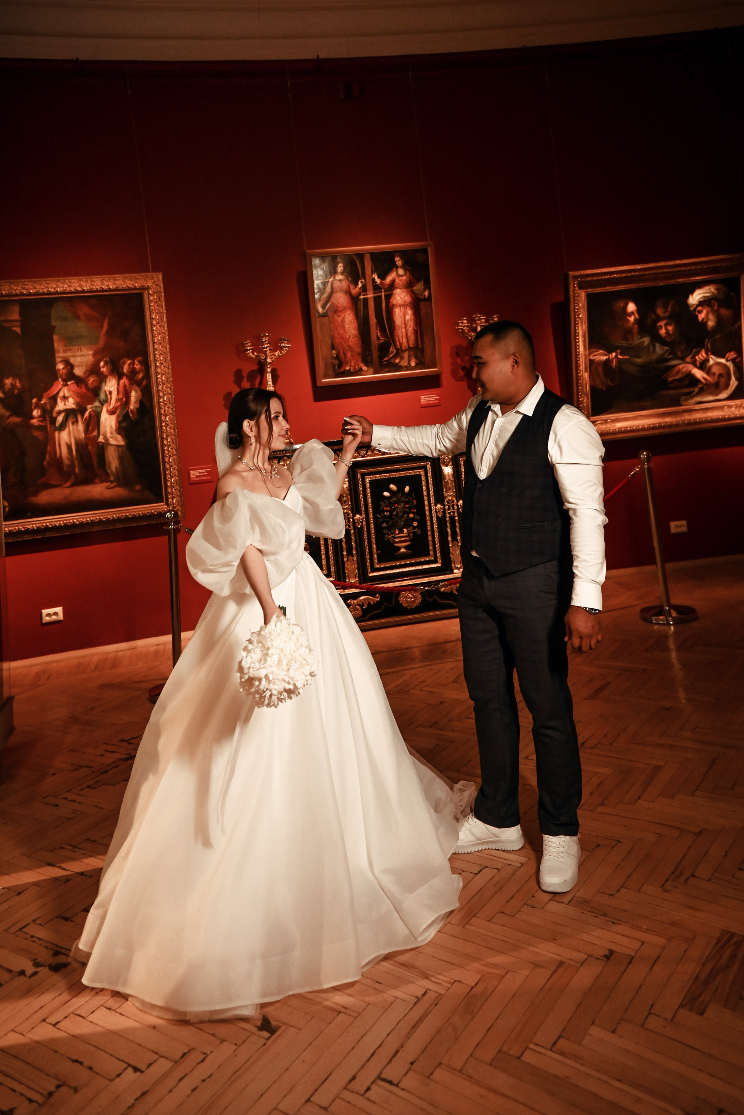 Небольшая свадебная серия в музее и прогулкой под дождем Эльмиры и Ризата. Свадебный, семейный, детский, контент фотограф в Омске Максим Ильин