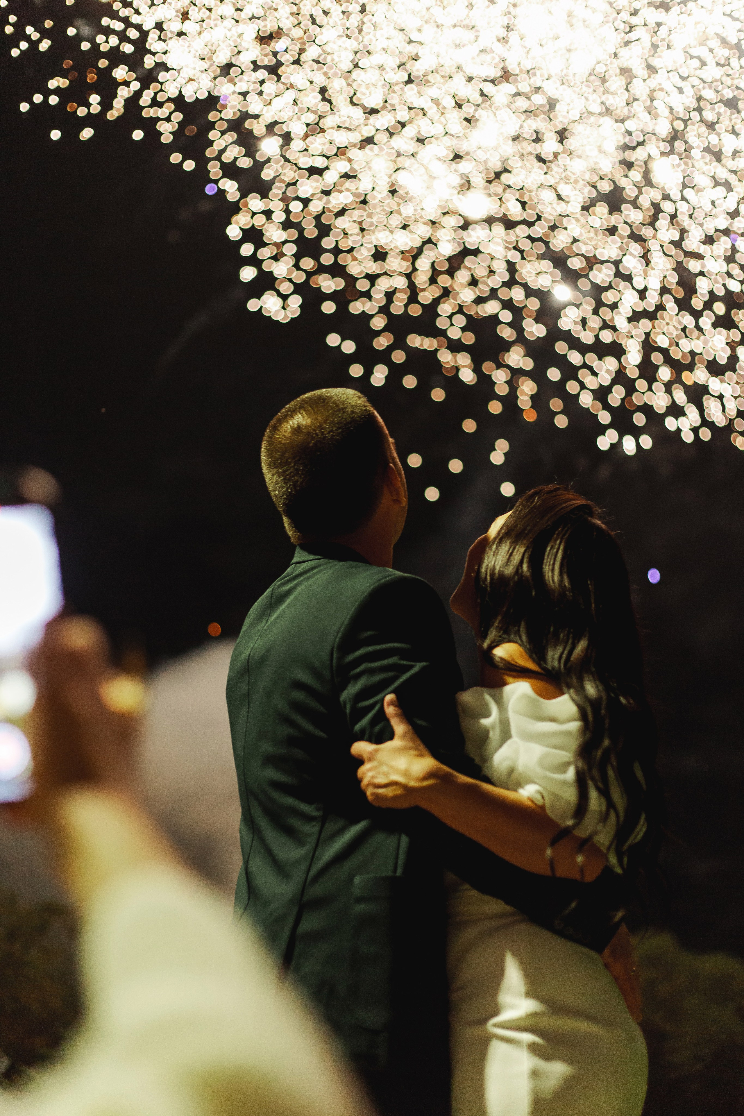 молодожены на фоне салюта