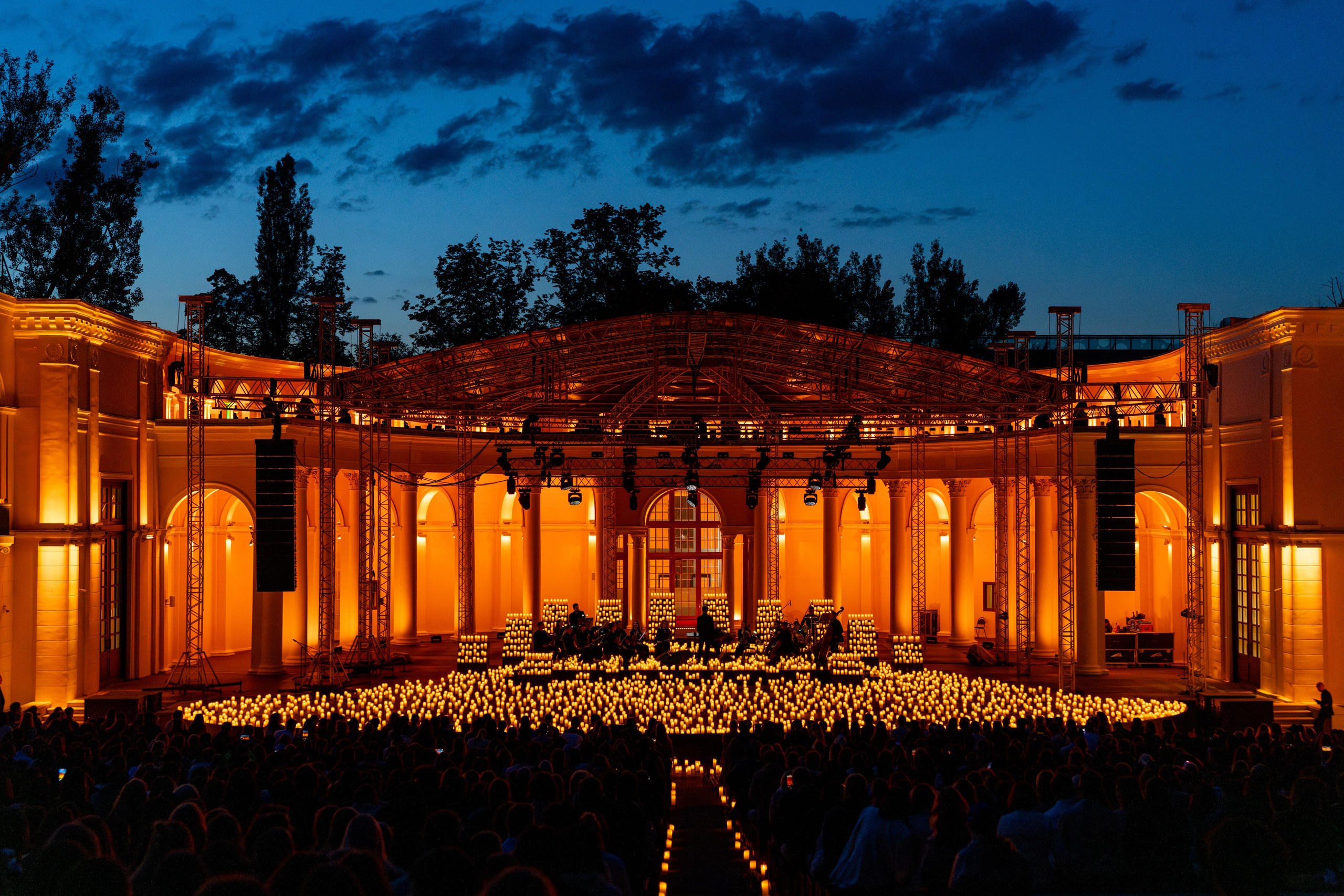 Симфонический оркестр Lumisfera при свечах. Фотограф Никита Комаров