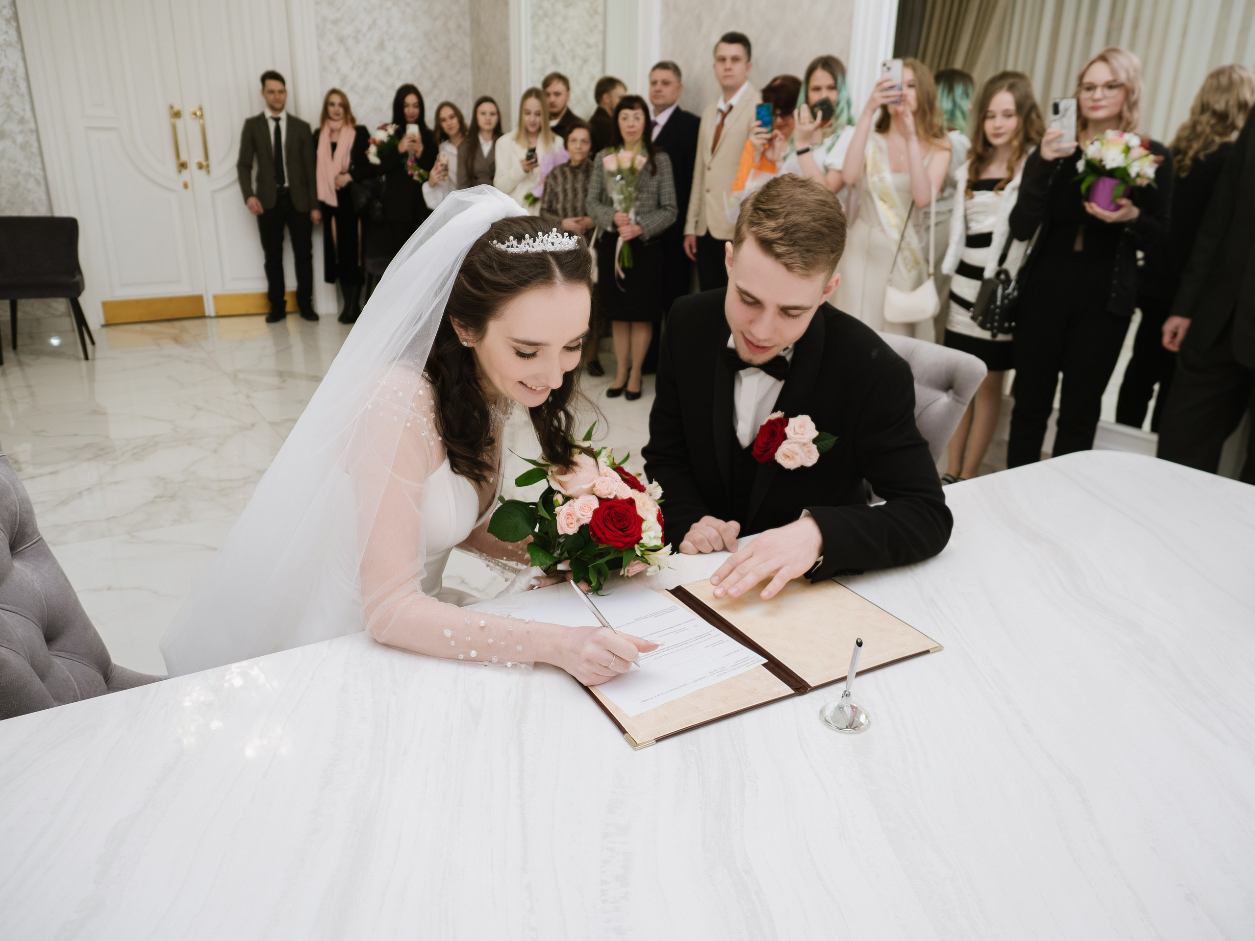 Фото жениха и невесты которые расписываются в ЗАГСЕ в Москве