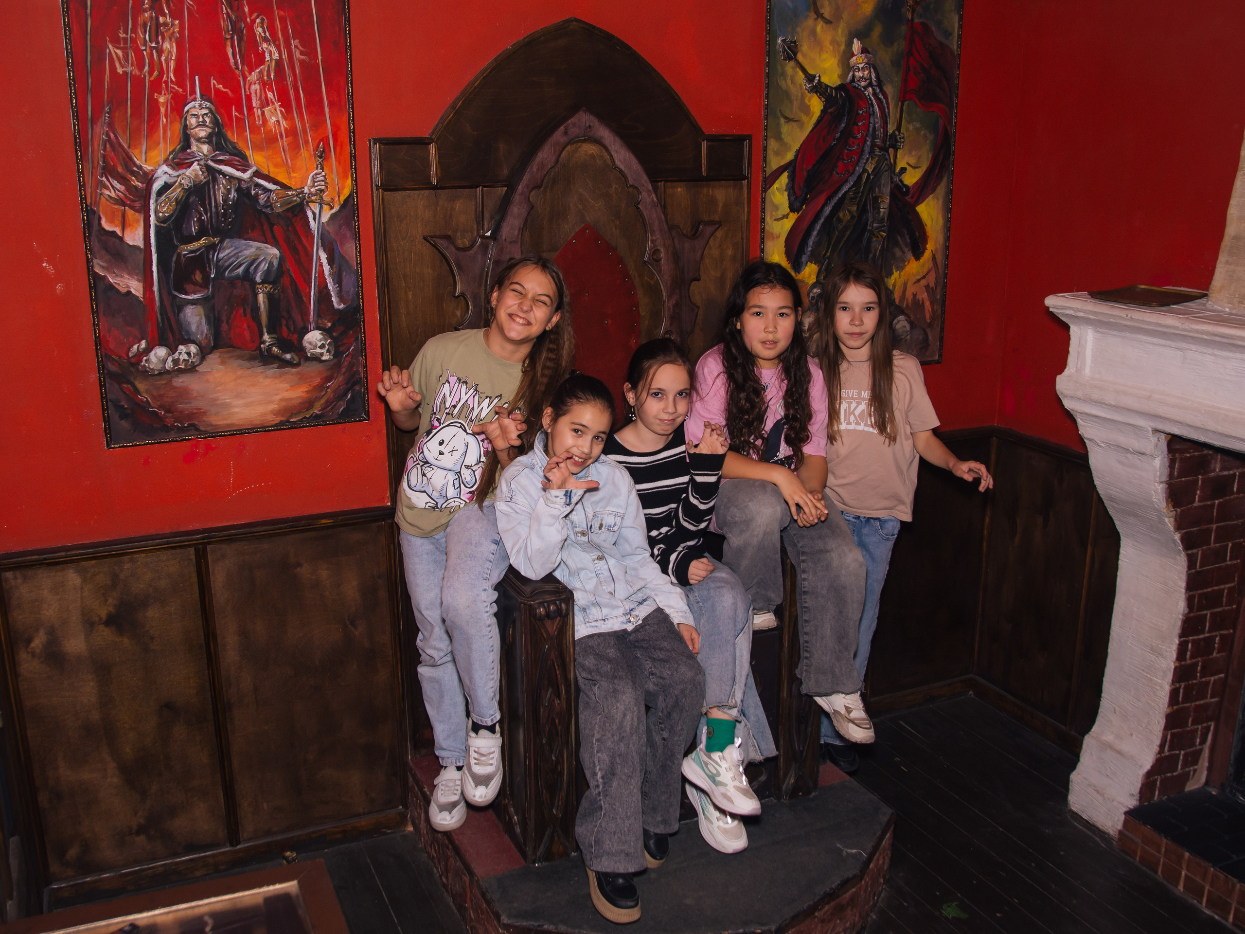 Квесты и праздники в Нелогике. Фотограф в Москве. Индивидуальные и парные съёмки, мероприятия, промо-съёмки для артистов