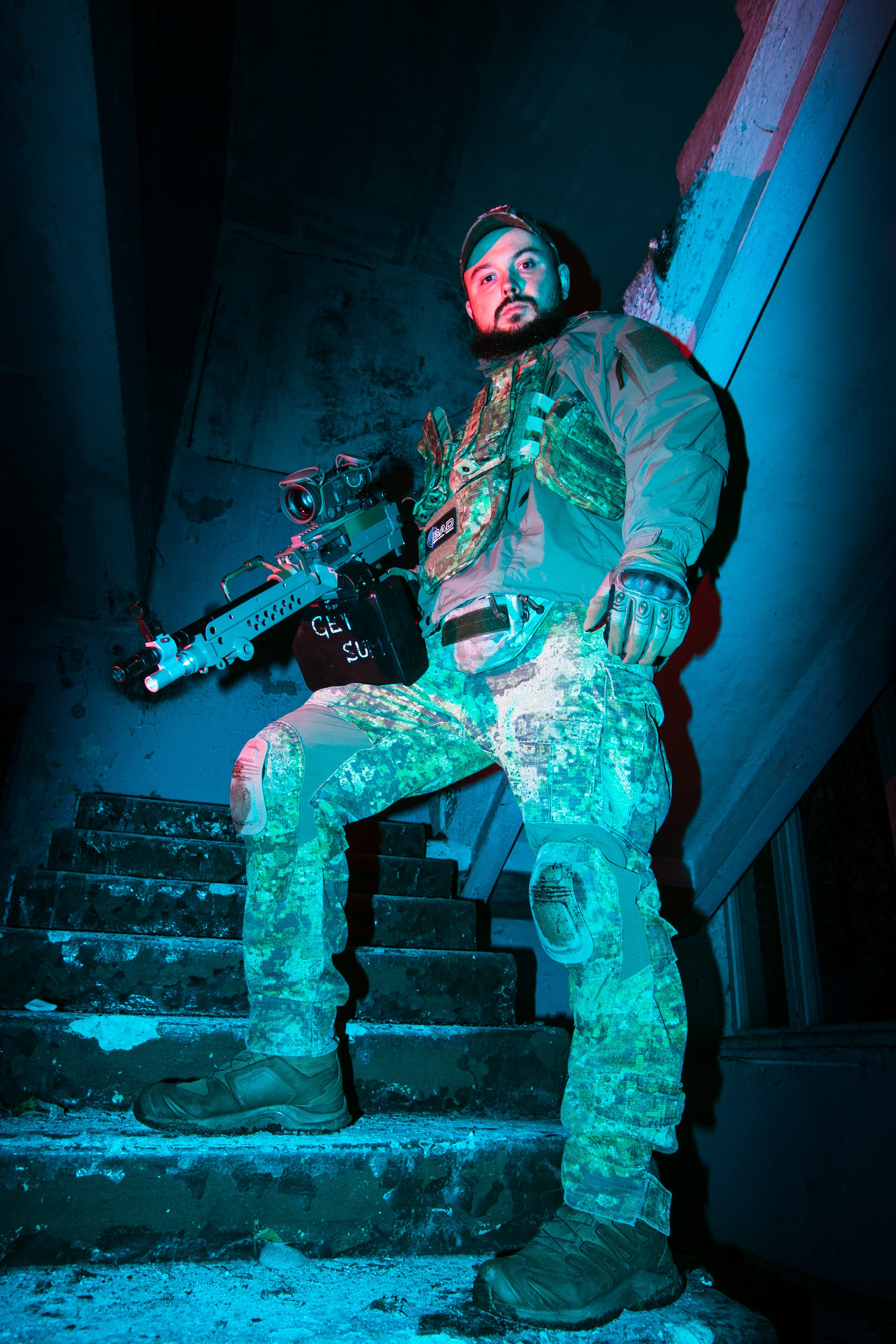 Фотосессия с оружием на заказ в Москве. Страйкбольная мастерская Бигич Воркшоп