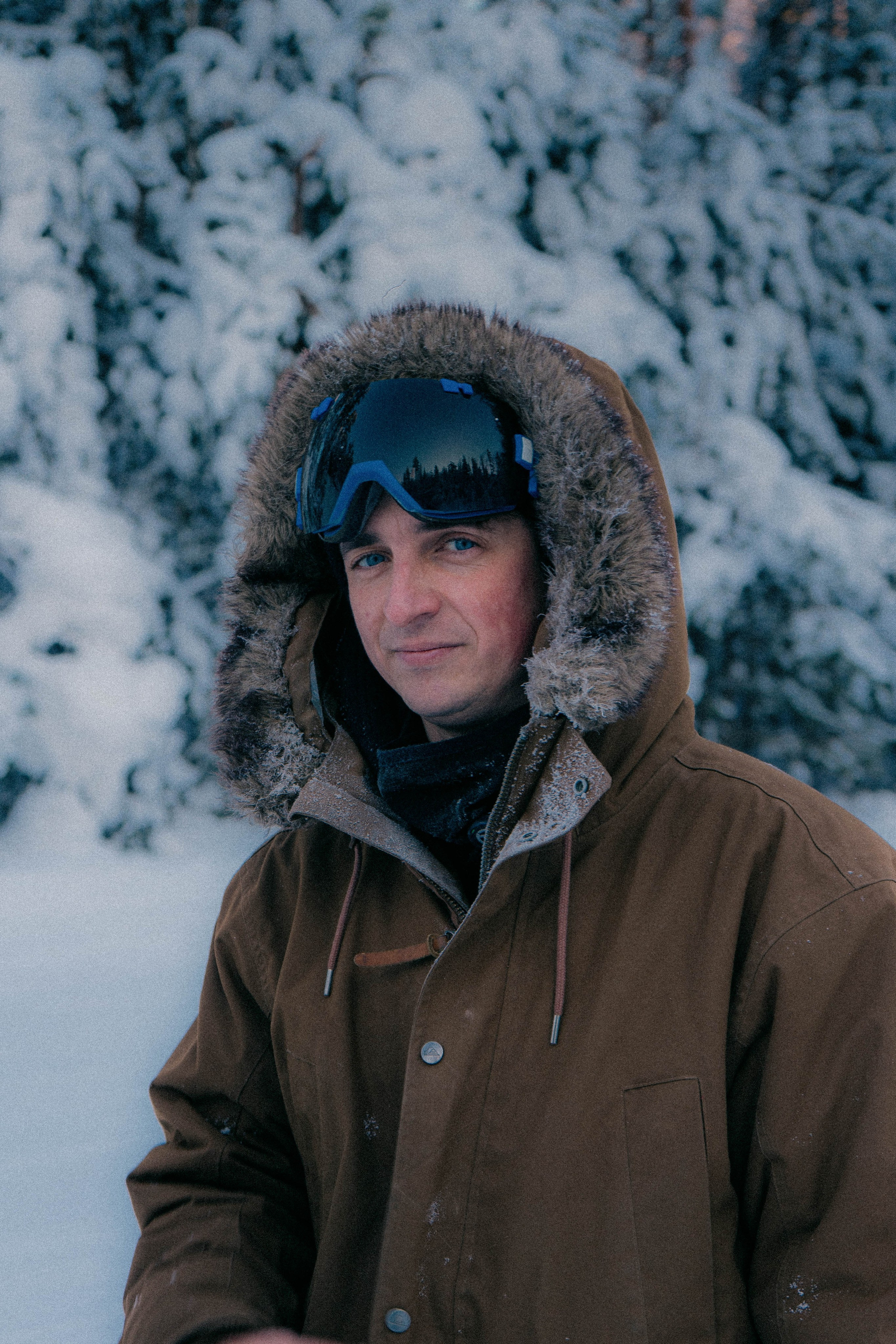 Портрет мужчины - тренера по сноуборду зимой в горах во время тренировки