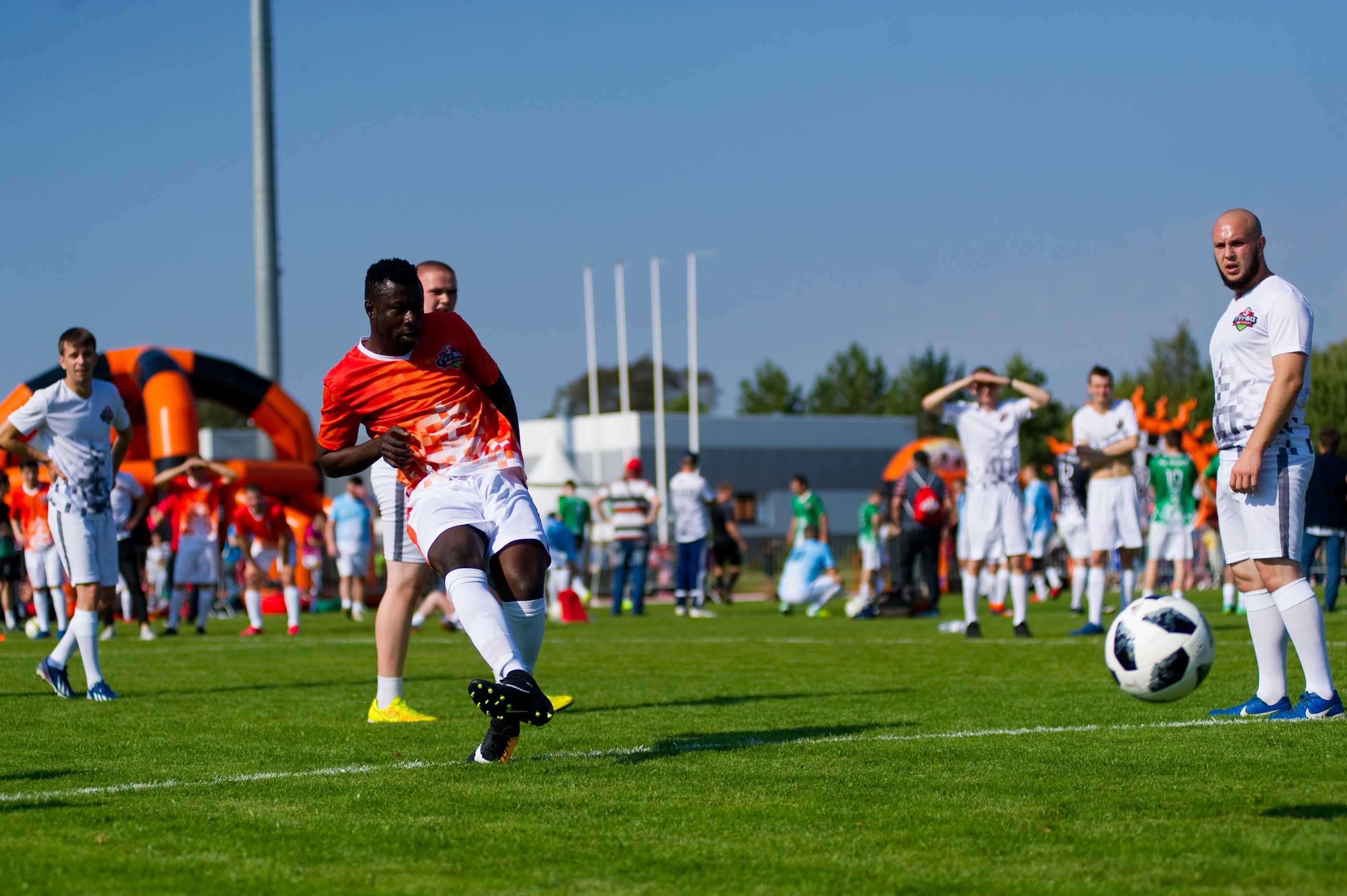 Турбофутбол (корпоративное соревнование «Пятерочки»). Репортажный фотограф и видеограф Слава Думчев. Тимбилдинги, отчетники, корпоративы