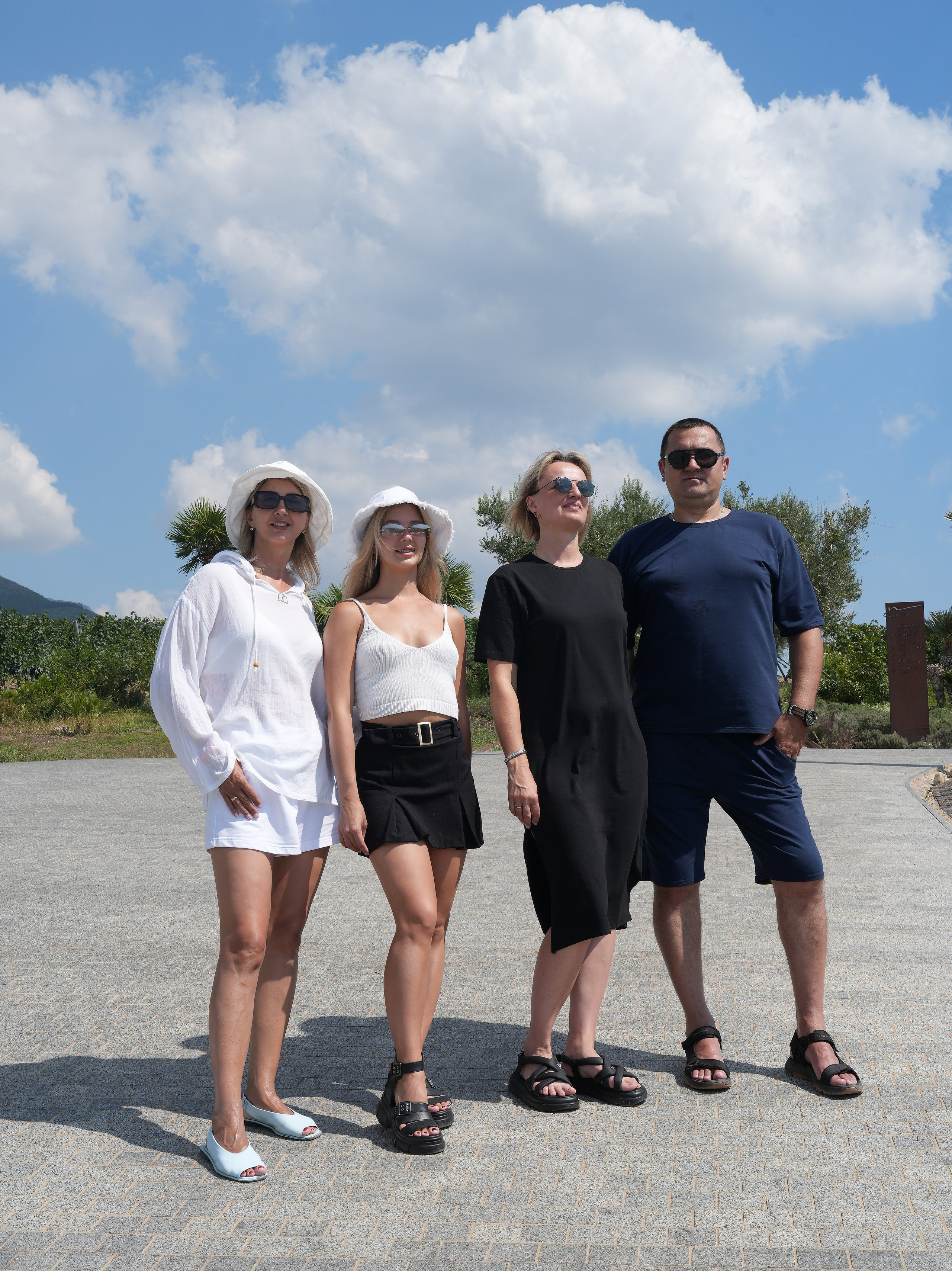 Семейная прогулка 4 человека. Свадебный фотограф Виктория Роса