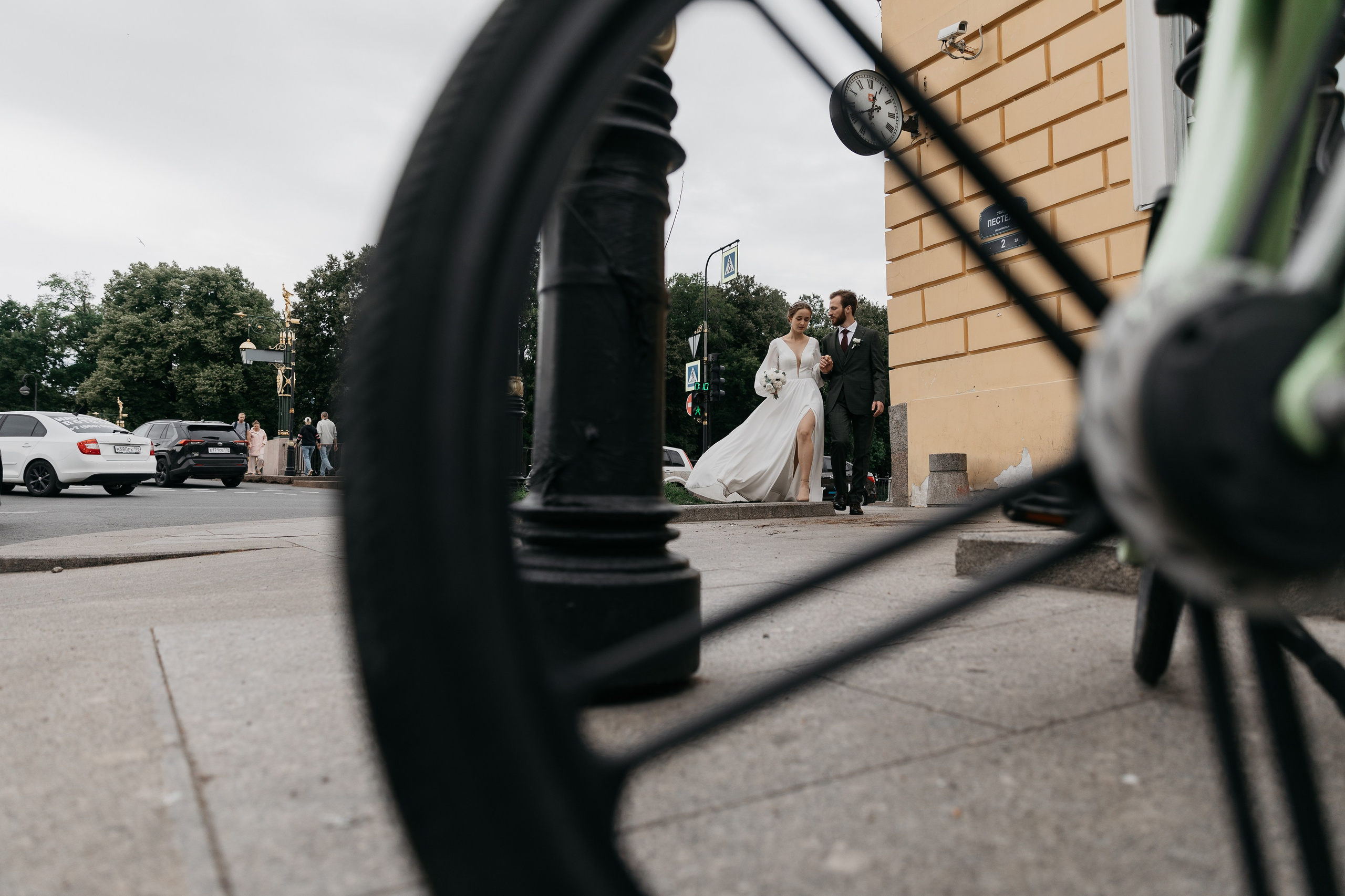 Любовь — противовес этому ужасу, любовь — акт единения и сохранения. Свадебный фотограф в Санкт-Петербурге