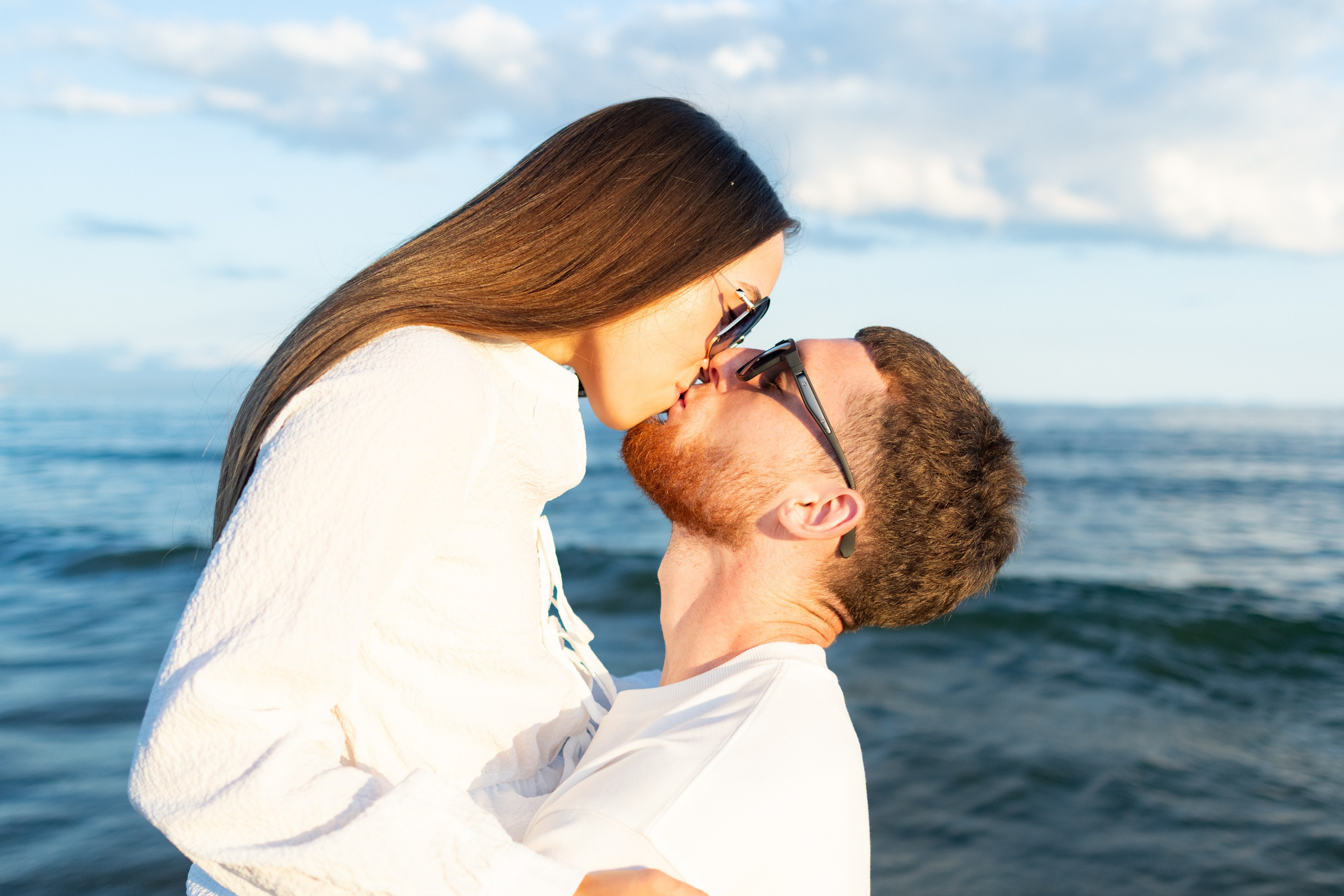 поцелуй в морской бухте Шамора рядом с Владивостоком