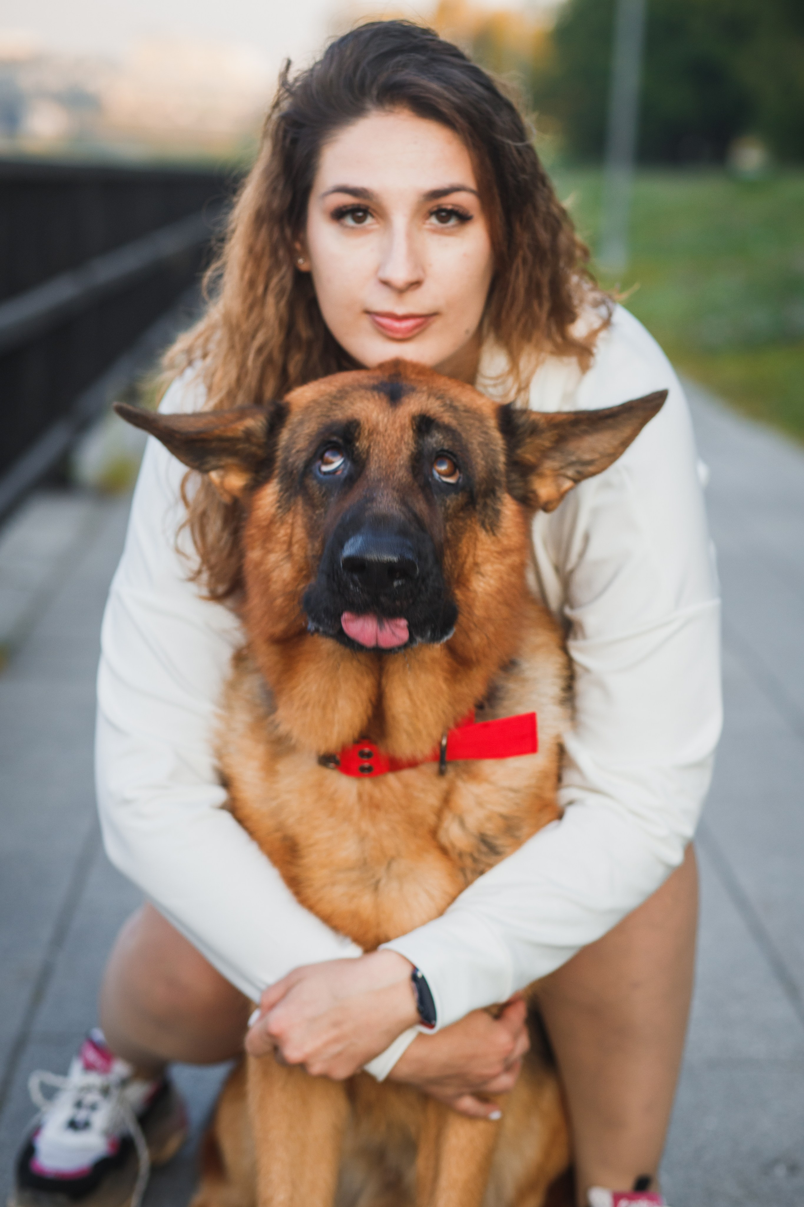 Фотопрогулка молодой девушки и ее собаки летним утром в парке. Семейный и школьный фотограф в Москве Анна Ткач