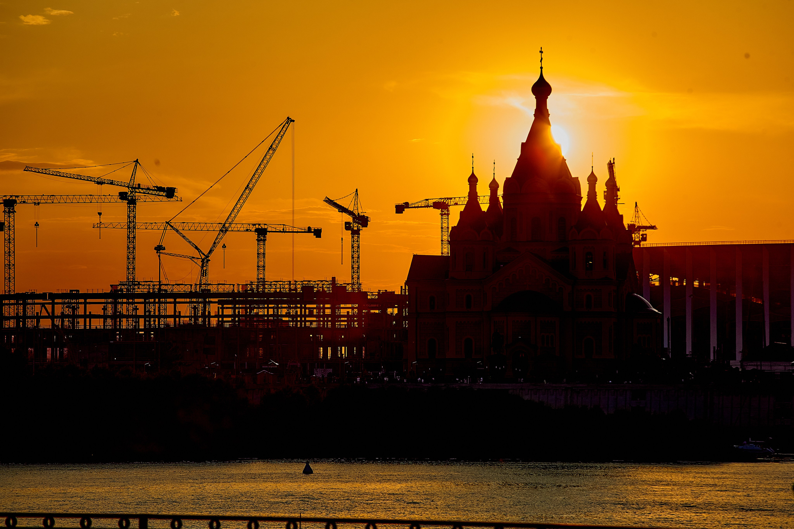 Православный храм Нижнего Новгорода в лучах уходящего солнца, фото Николая Голованова, г. Дзержинск.