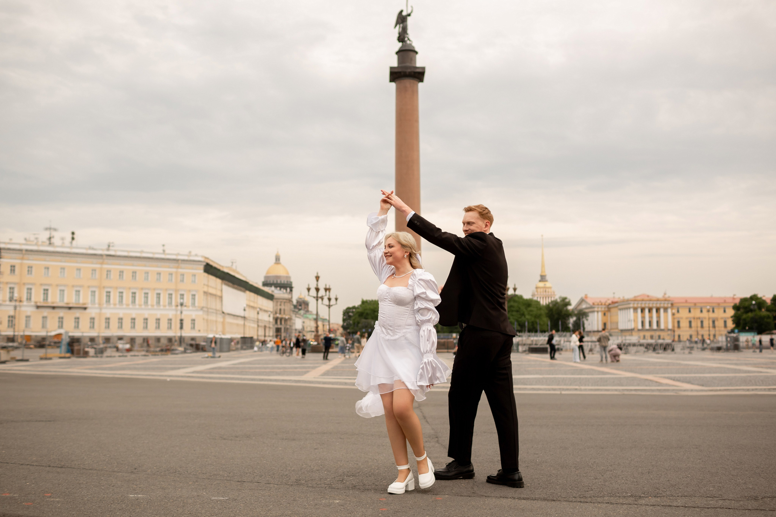 Свадебная фотопрогулка по улицам Петербурга. Свадебный фотограф Кирилл Белый