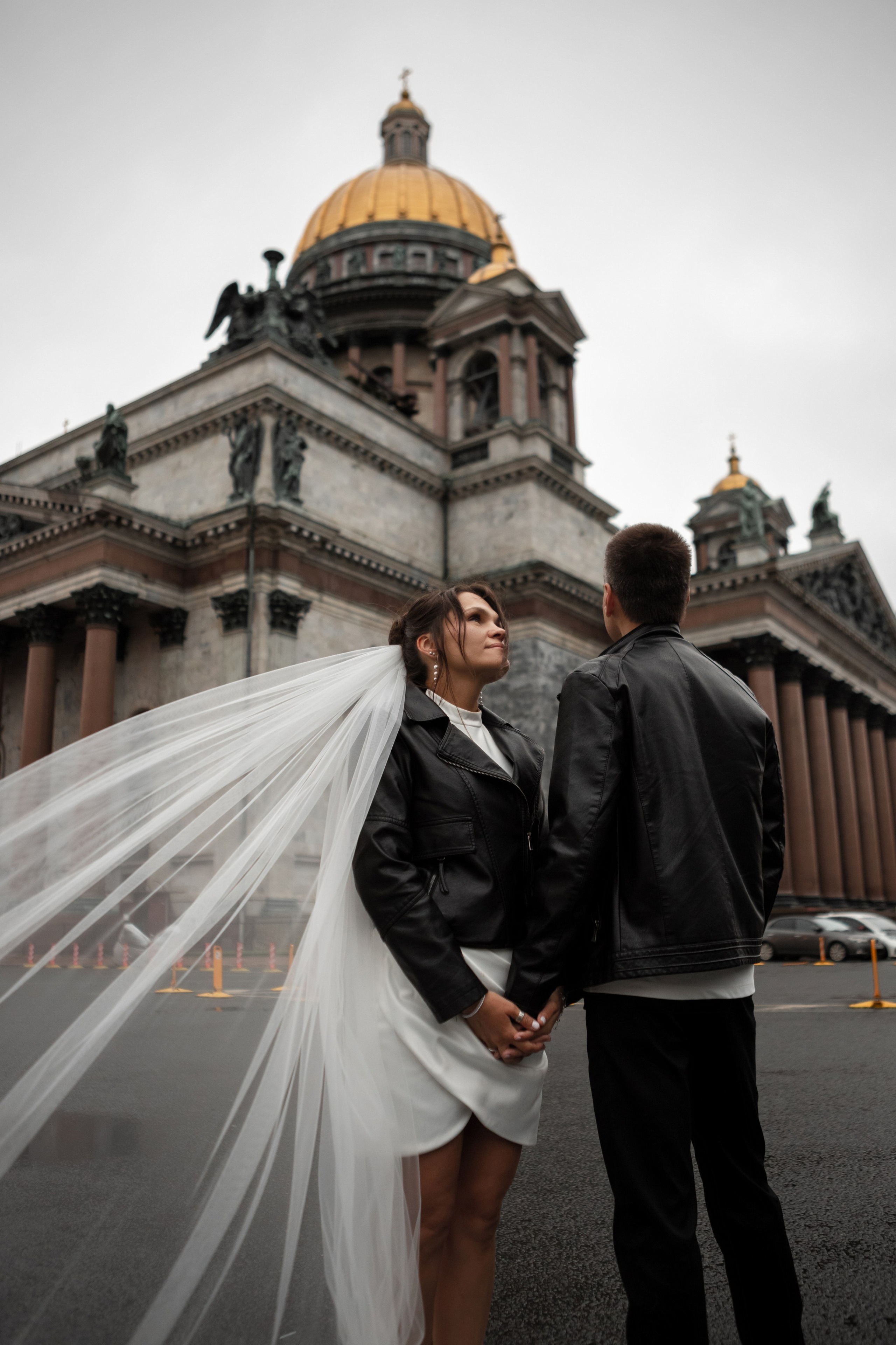Атмосферная свадебная фотография жениха и невесты на фоне Исаакиевского собора.