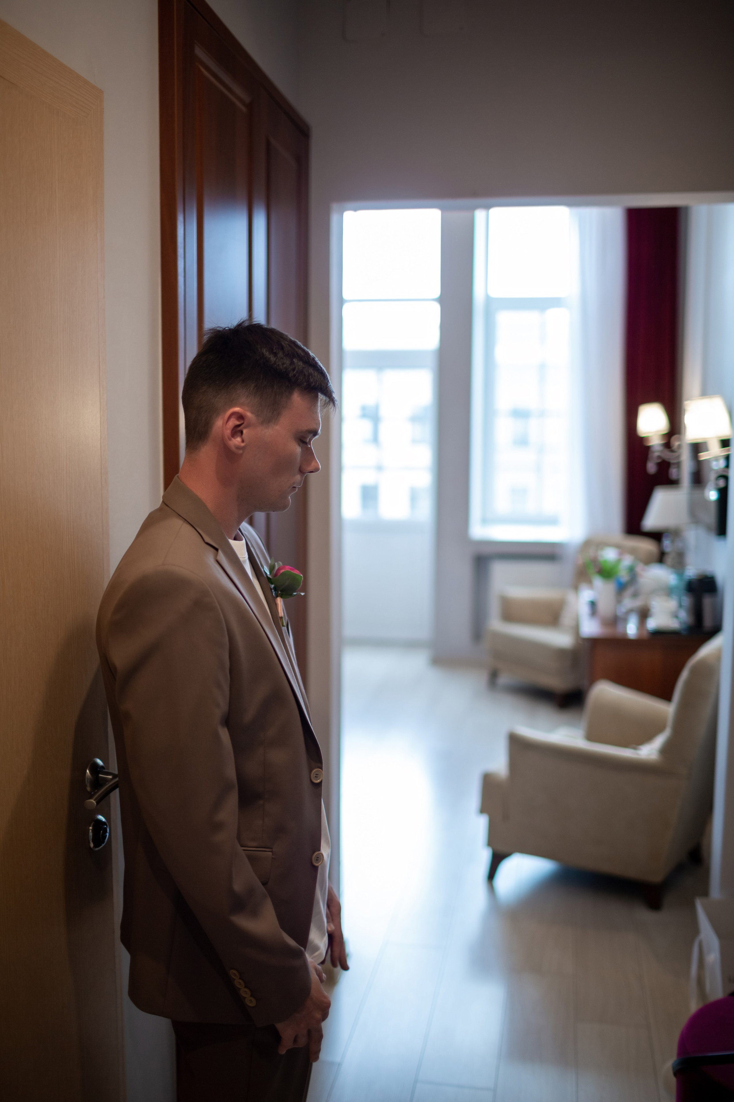 Жених ждет невесту в отеле в свадебное утро.