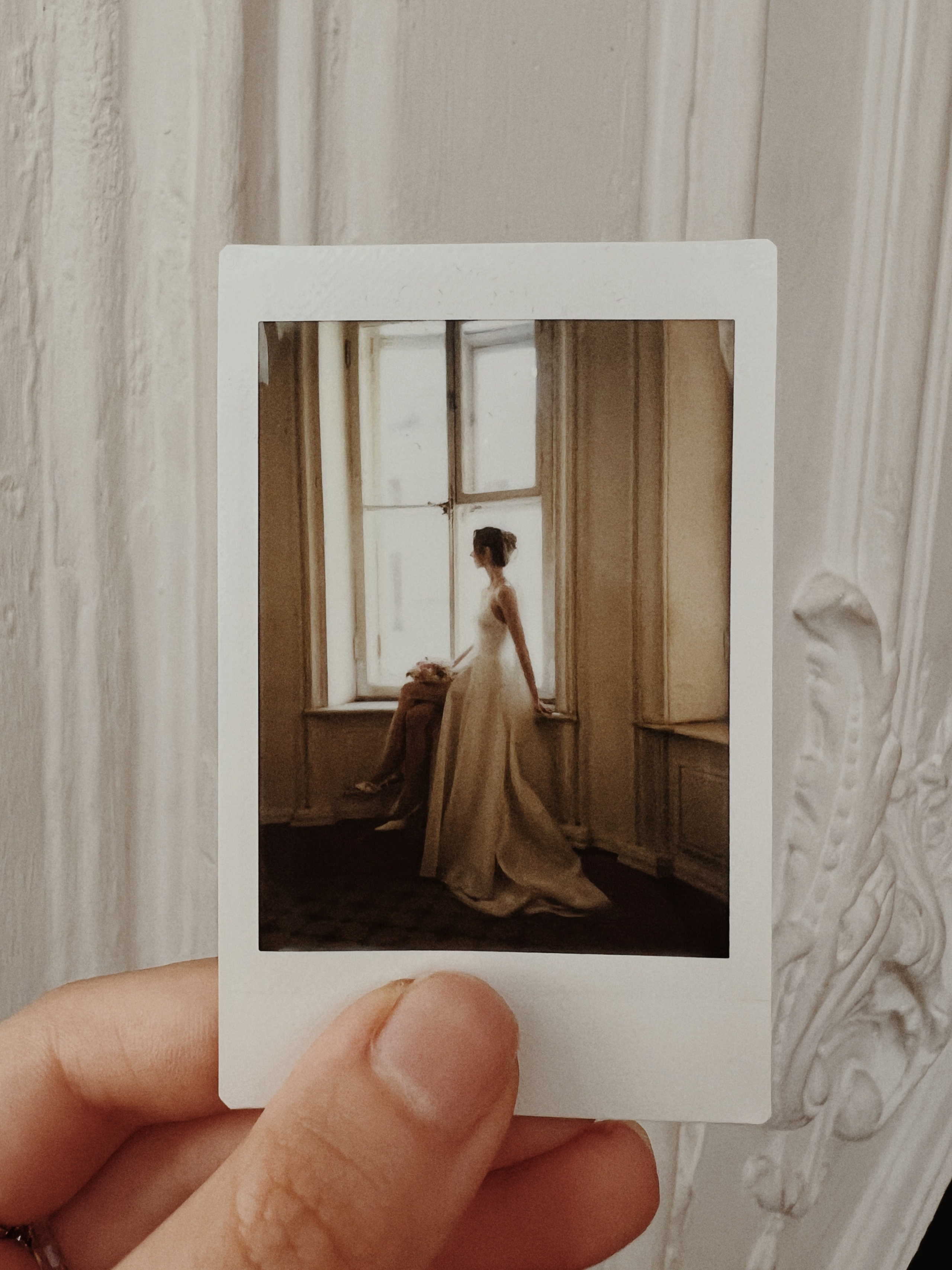 Кадры на инстакс instax моментальная фотография. Фотограф про чувства, моменты, любовь. свадебный и портретный фотограф