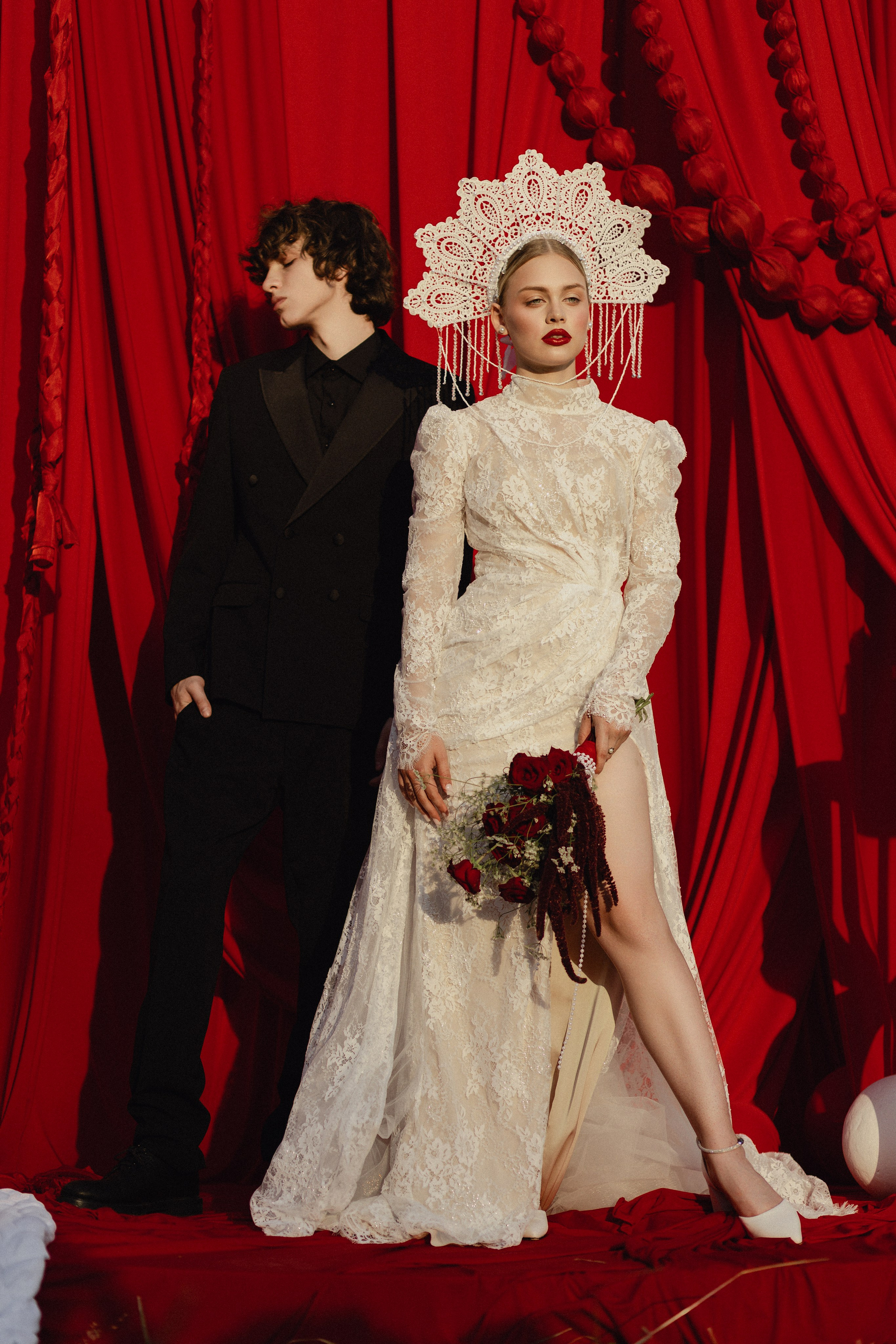 Парная фотосессия на берегу моря в Сочи, закат, естественный свет, романтическая атмосфера, фотограф ловит эмоции и делает стильные кадры для влюблённых.