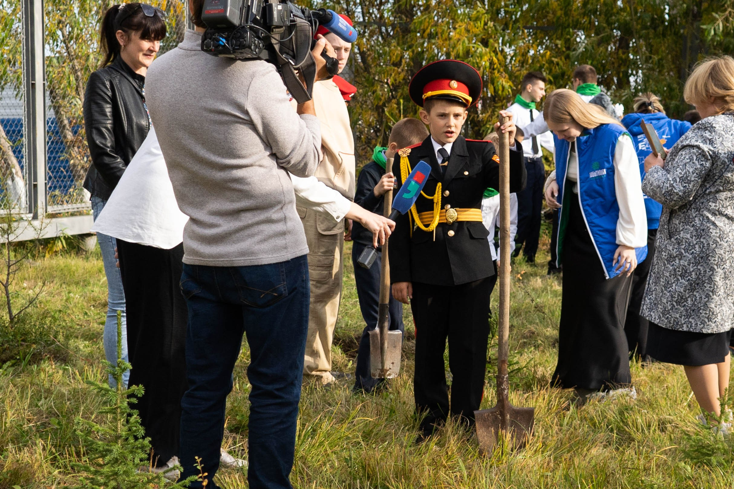 Высадка деревьев у школы. Фотограф Екатерина Зорина