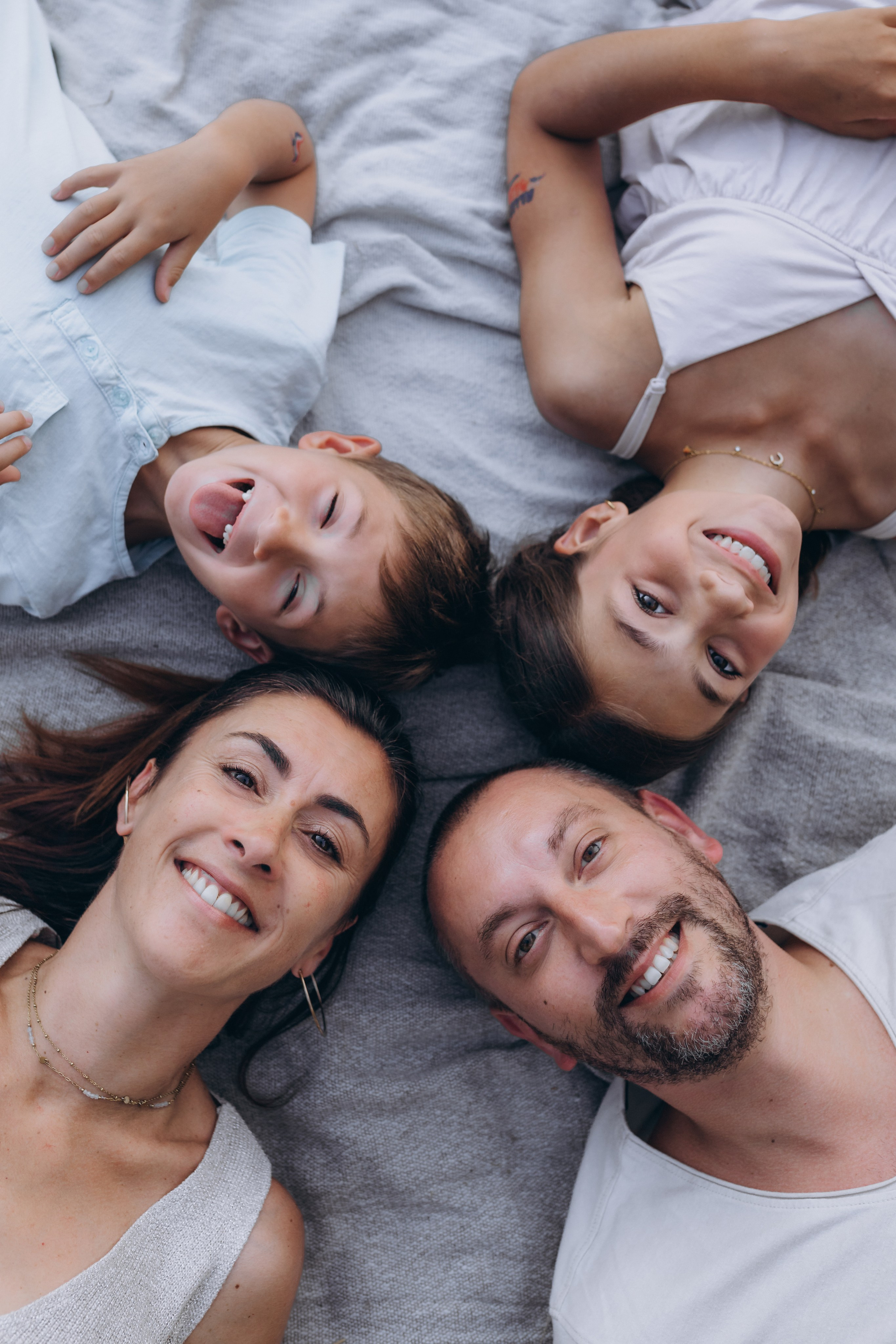 Séance famille en exterieur. Photographe des familles et enfants à Nantes et alentours