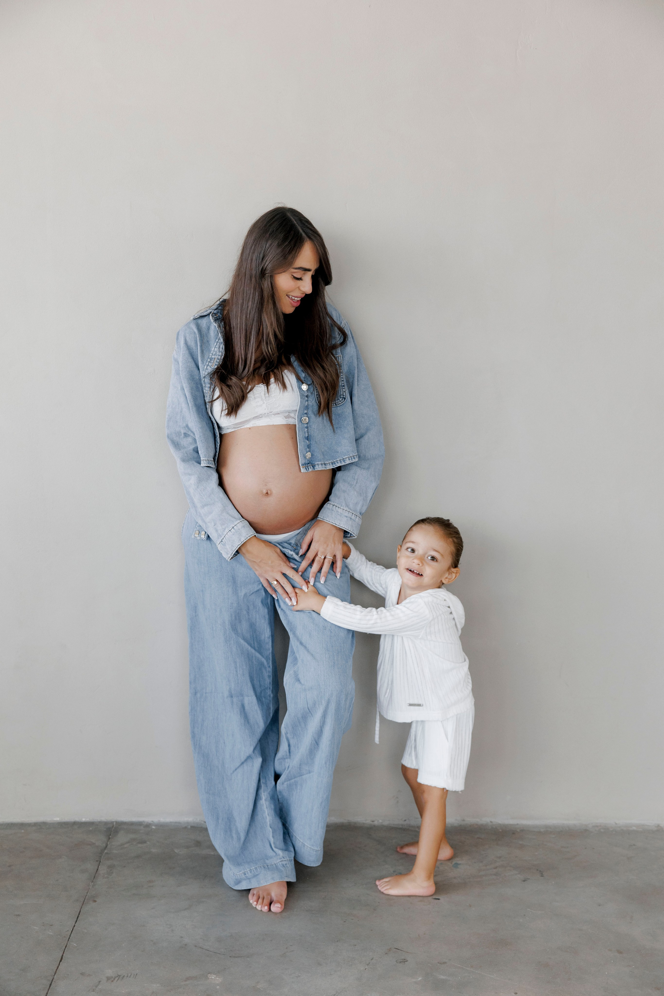 Pregnancy photoshoot inside the studio in Tel Aviv. Главная