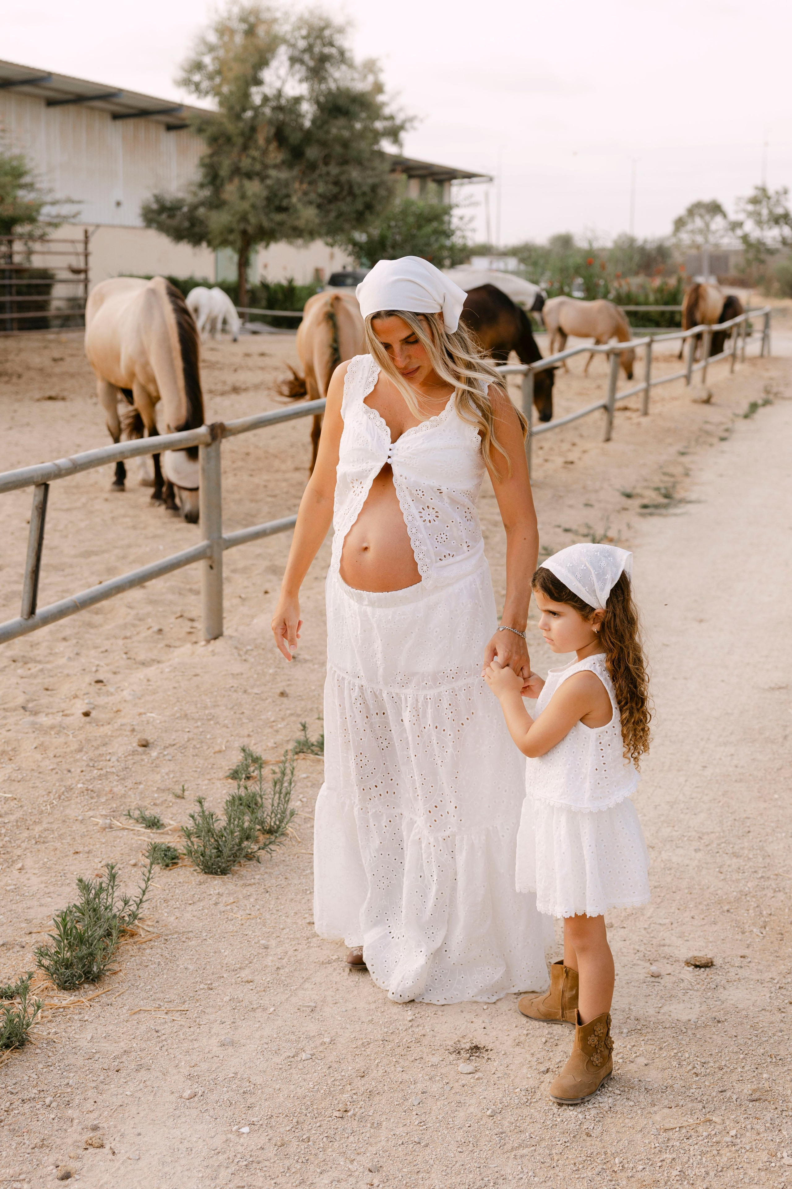 Pregnancy photoshoot at the horse farm. Главная