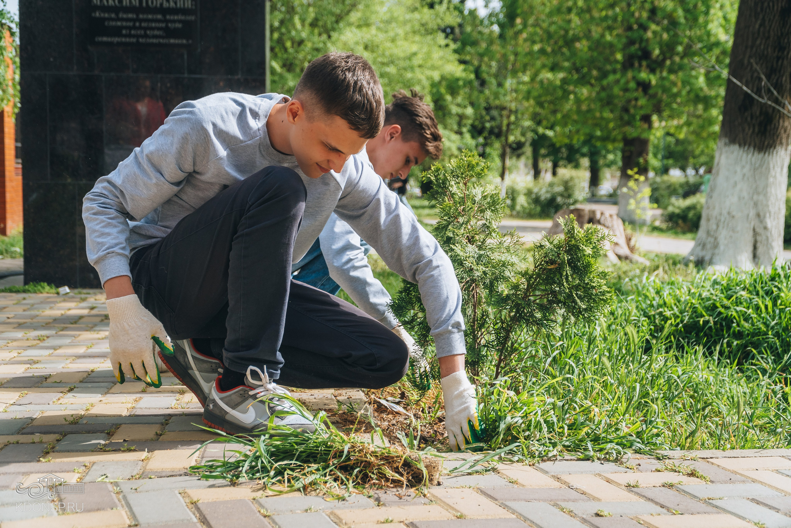 Акция «Всероссийский день заботы о памятниках истории и культуры». Новотитаровский Дом культуры