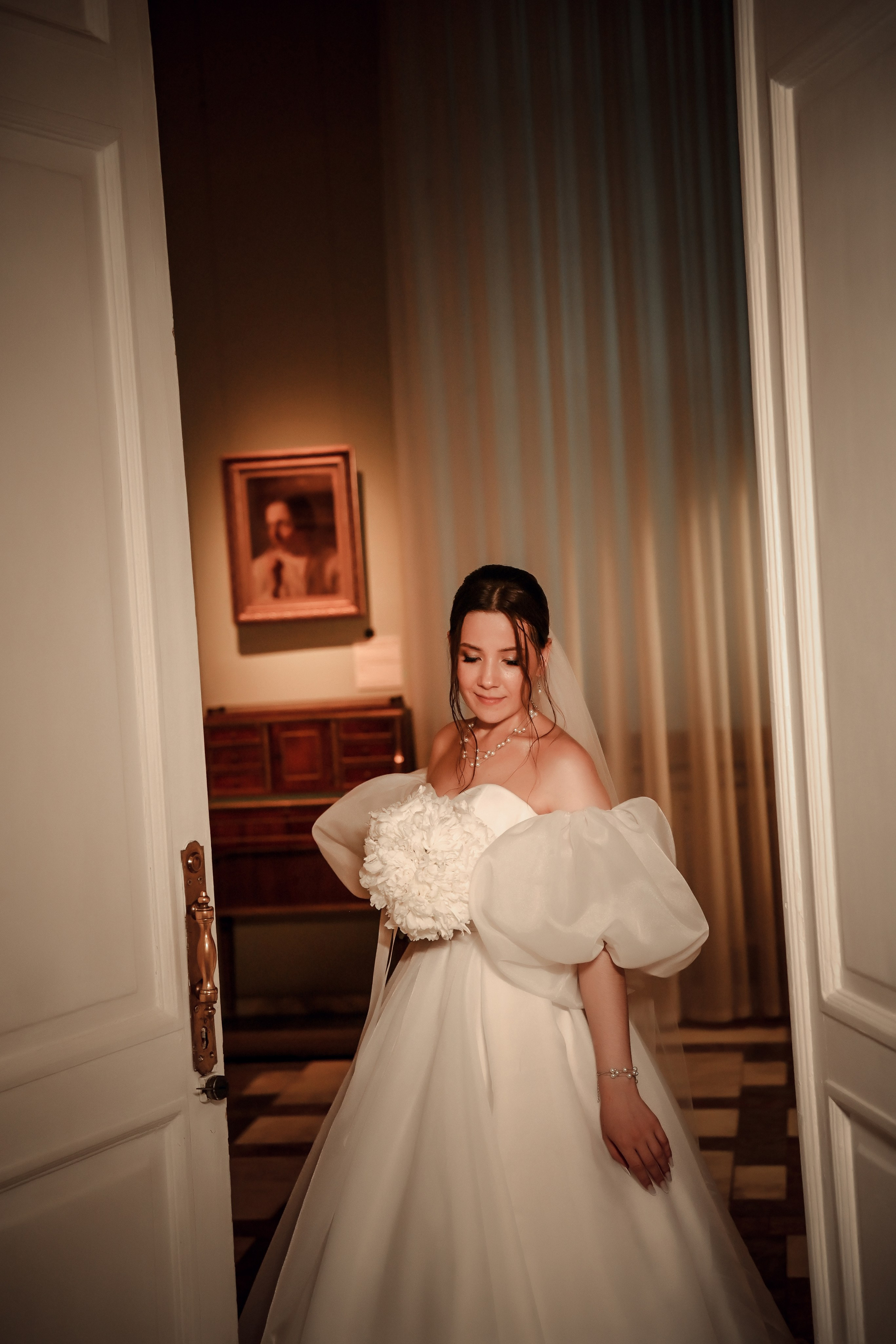 Небольшая свадебная серия в музее и прогулкой под дождем Эльмиры и Ризата. Свадебный, семейный, детский, контент фотограф в Омске Максим Ильин