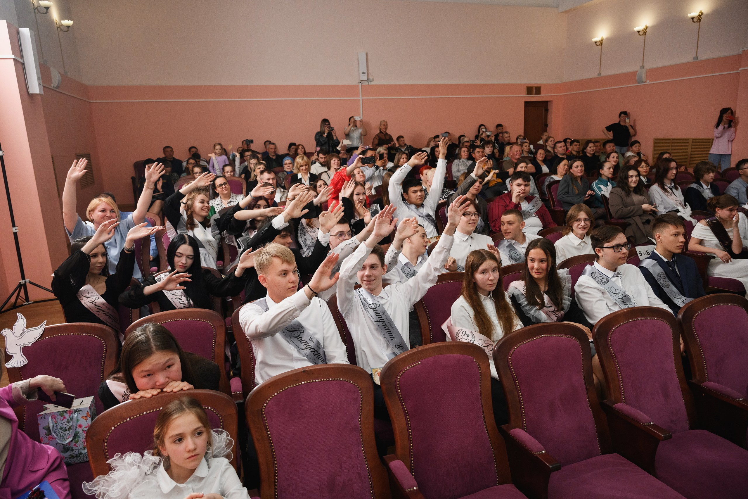 Фотосъемка последнего звонка в Петропавловске-Камчатском, Торжественная линейка выпускников в Петропавловске-Камчатском, Школьная фотосессия с учителями и одноклассниками в Петропавловске-Камчатском, Трогательные кадры прощания со школой в Петропавловске-Камчатском, Стоимость фотосъемки последнего звонка в Петропавловске-Камчатском.
