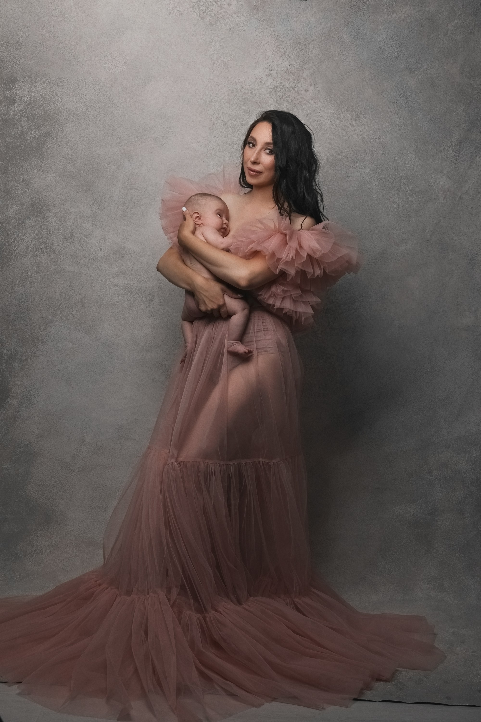 фотосессия матери и ребенка, фотосессия материнства в Тамбове, фотосъемка в стиле минимализм и без одежды матери и ребенка в фотостудии, фото мамы и малыша, портрет материнской любви, поцелуй матери, красивое фото матери и ребенка, объятия матери, мамины руки на фото, фотография красивой женщины с ребенком на руках, фотосессия семейная в Тамбове, детская и семейная фотосессия , мама и ребенок на фоне в фотостудии, ребенок на руках у мамы, красивое платье на фотографии матери и ребенка, красивое материнство, кормящая ребенка мама, кормящая грудью ребенка мать, фотография кормящей женщины с ребенком на руках