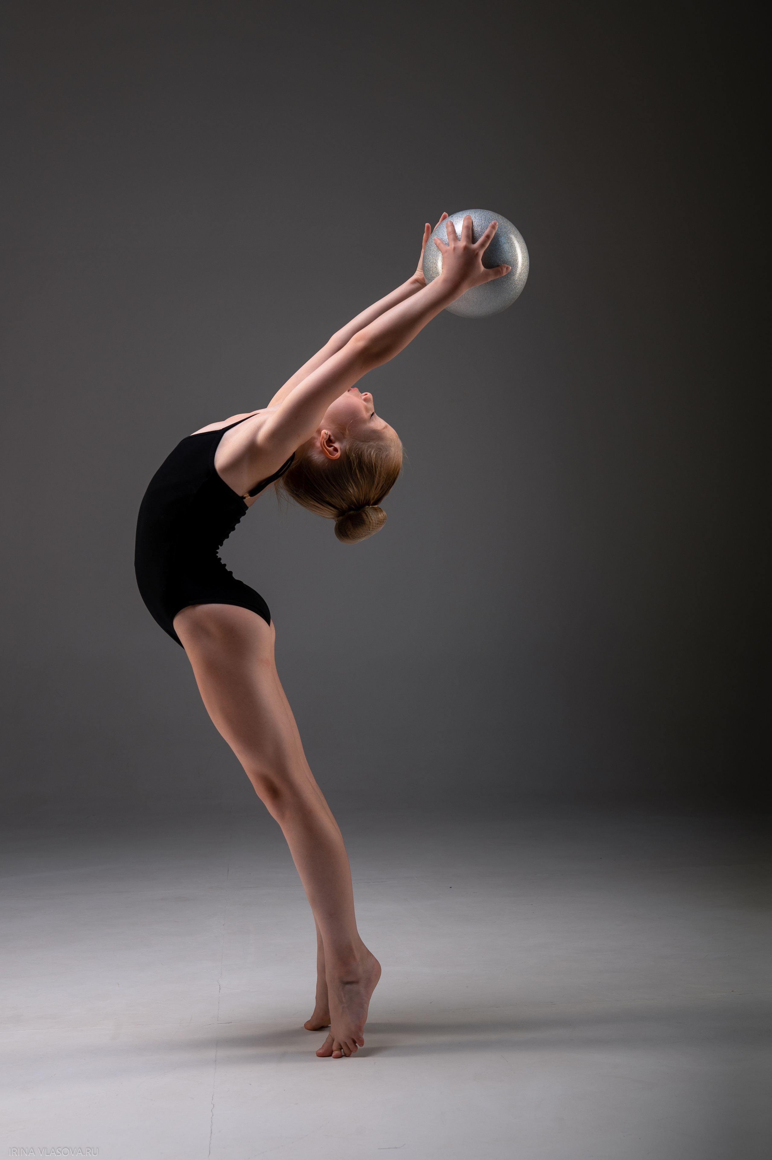 гимнастка с мячом топовый фотограф спортсменов