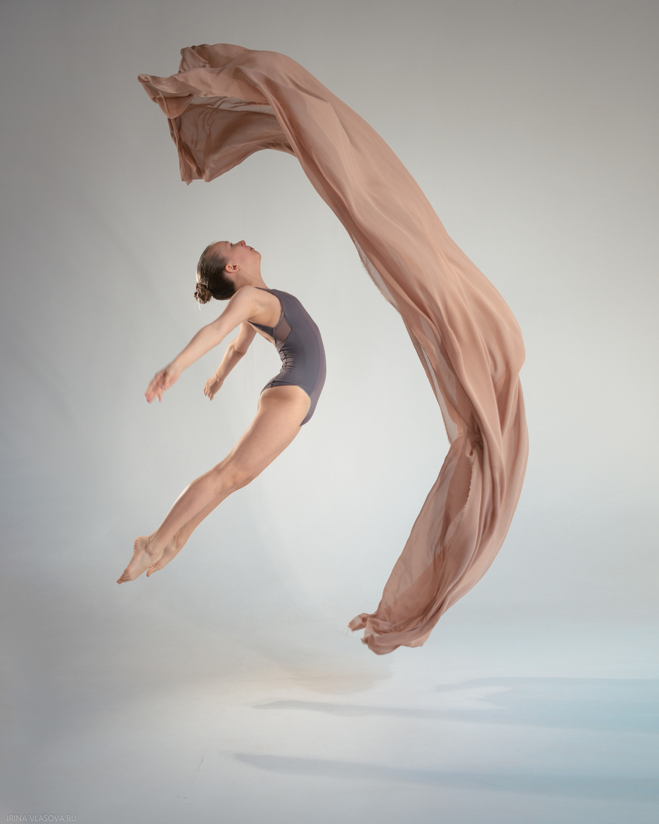 танцор  в прыжке