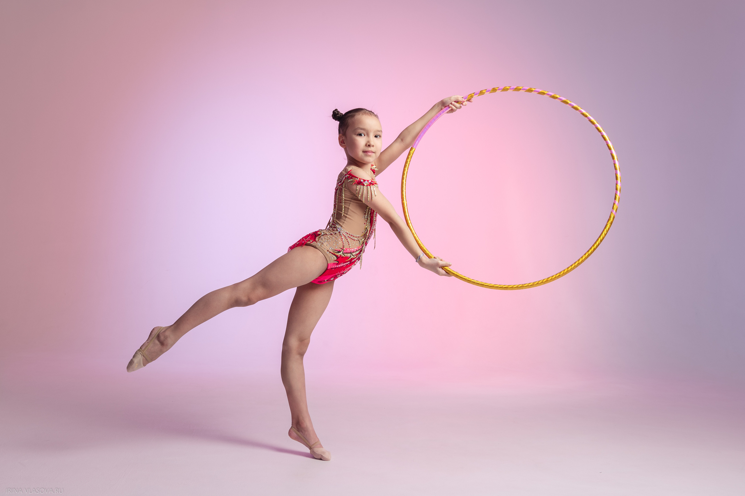 красивое фото гимнастки с обручем