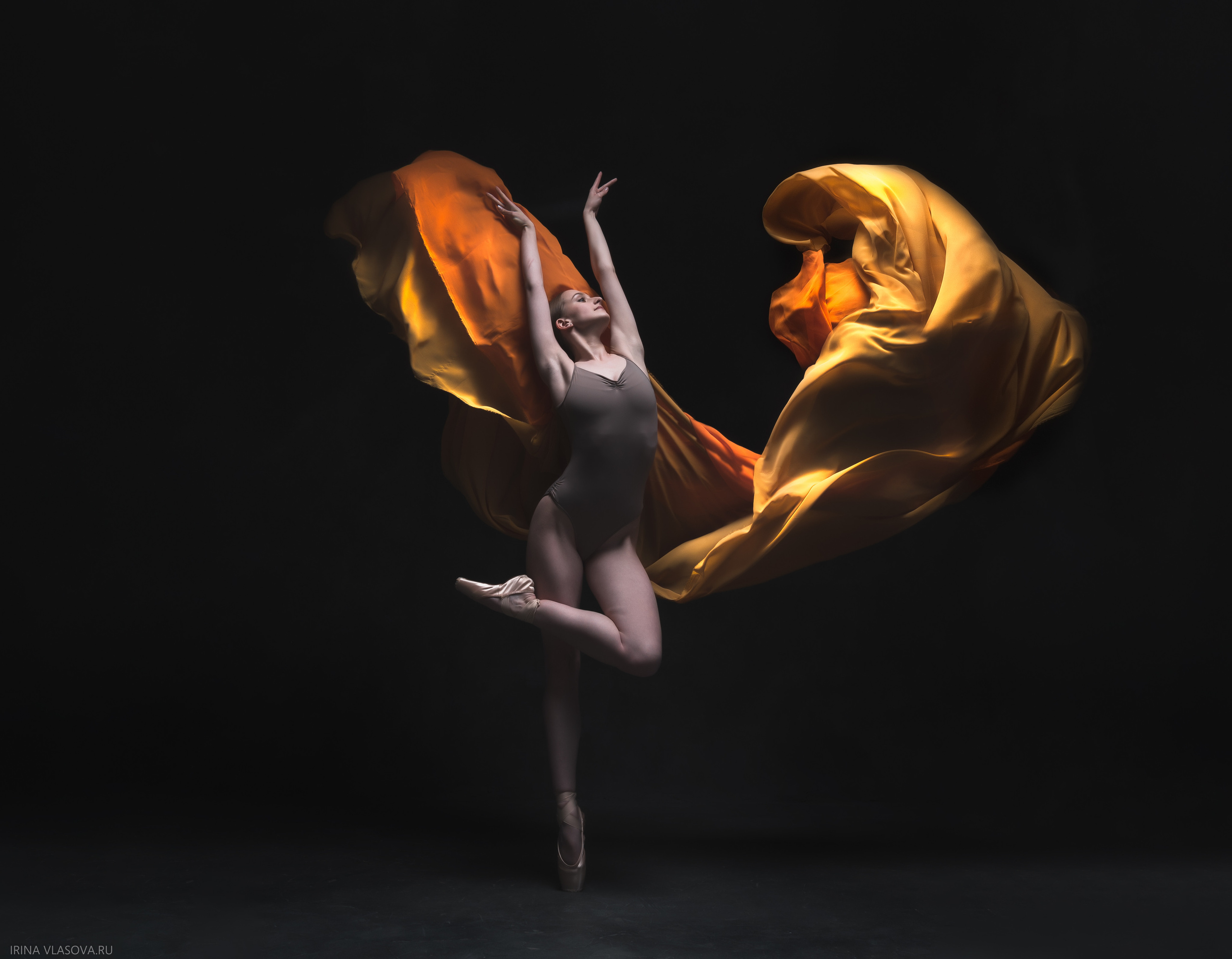 балерина с летящей тканью