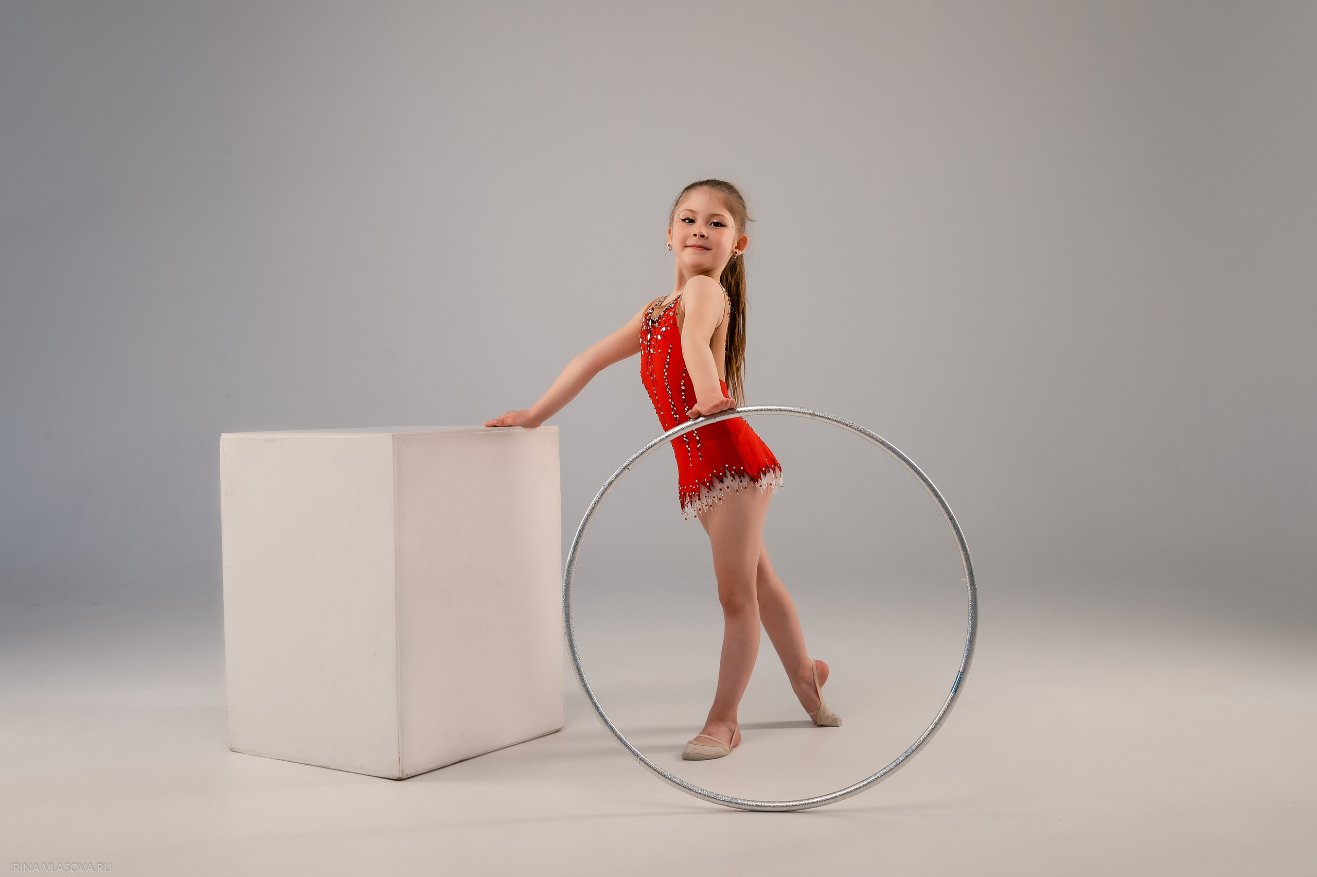 красивое фото гимнастки с обручем